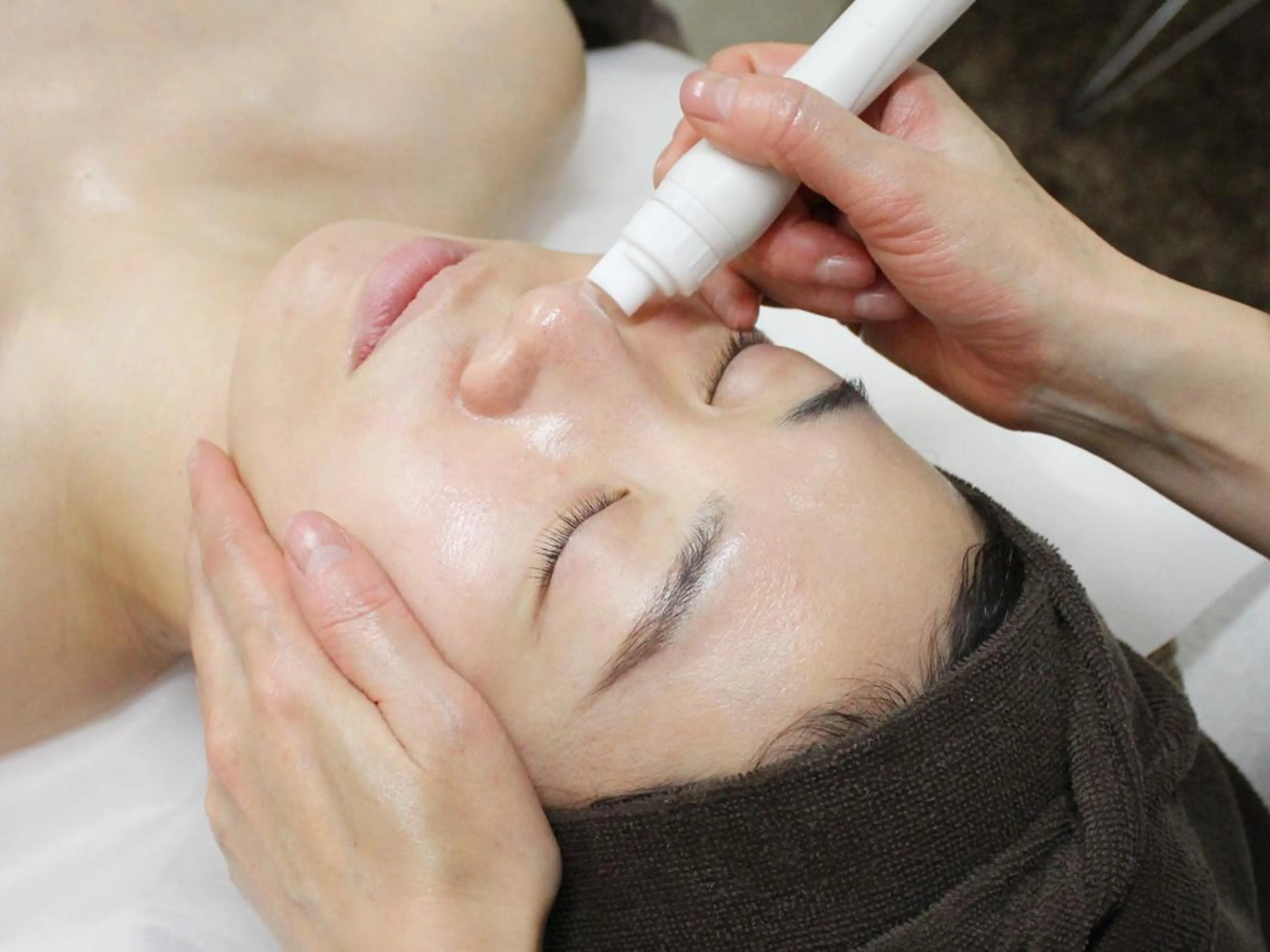 【ハイドラフェイシャル】水流だけで毛穴汚れを流れ落とす✨毛穴洗浄で透明肌が叶います💛の写真