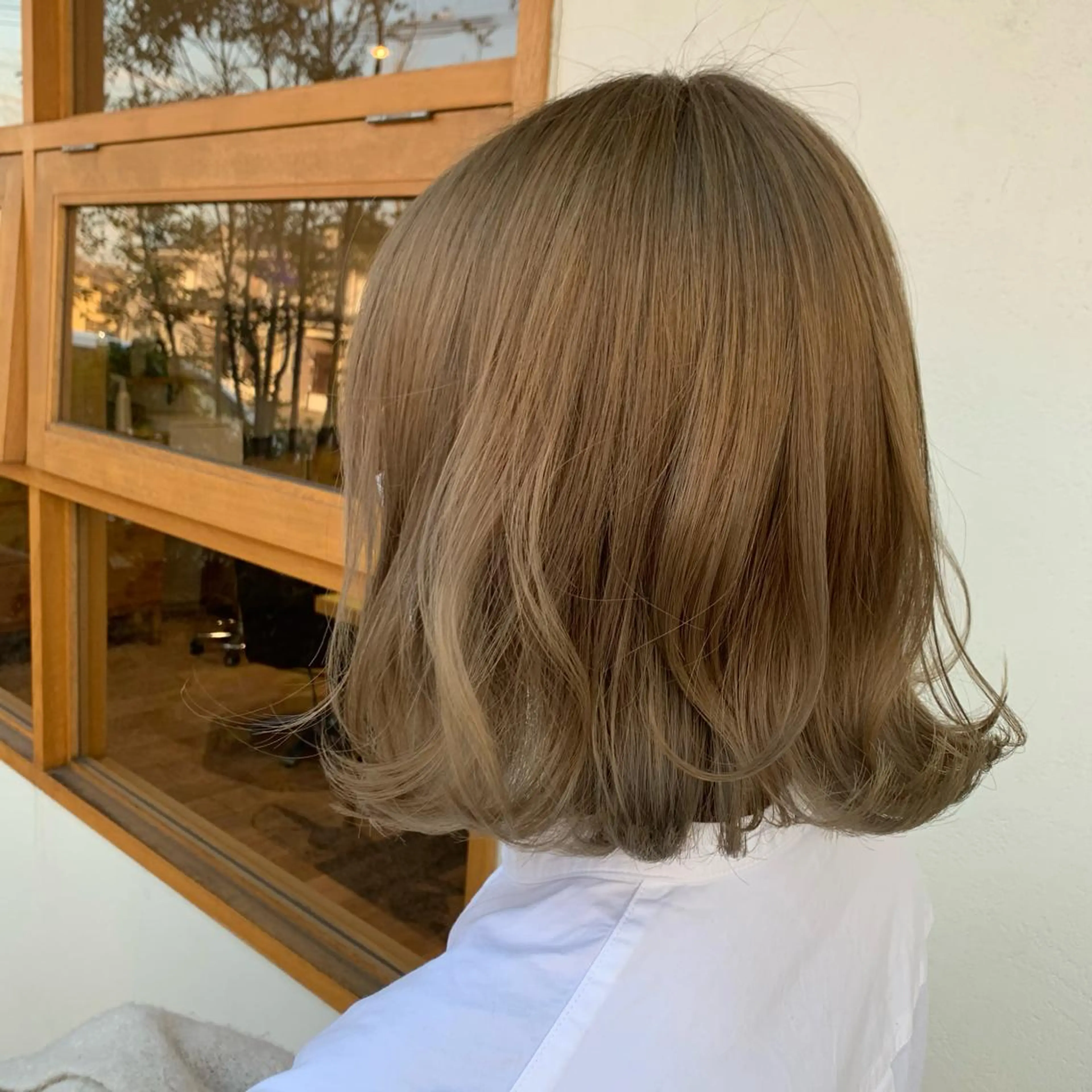 ショート カラー ブリーチ グレージュ ヘアカラー 山本 知佳のヘアスタイル