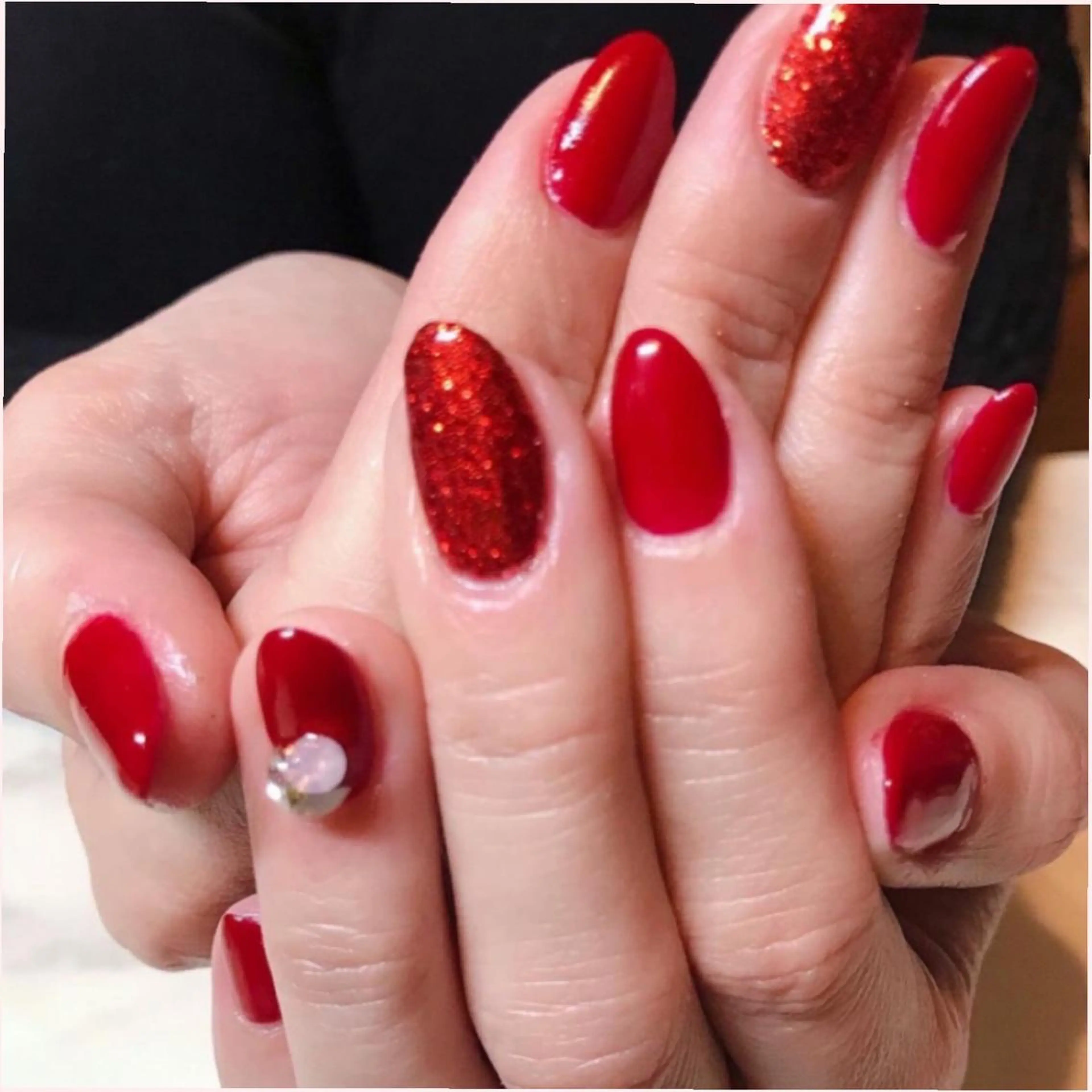 ネイル ラメ(グリッター) ストーンネイル 冬ネイル クリスマス ハンドネイル 🌿Charme🌿 MAIのネイルデザイン