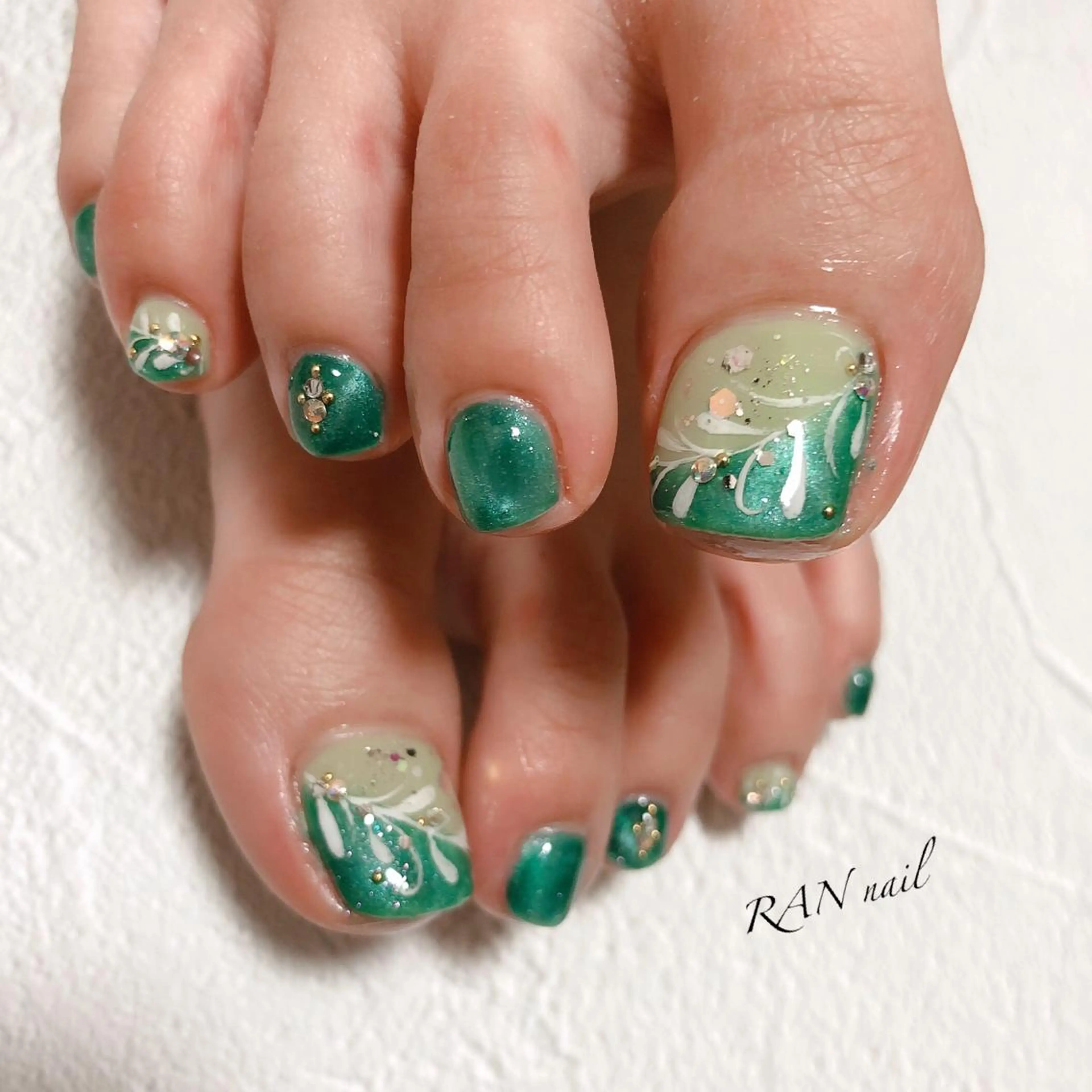 ネイル フットネイル グリーン オフィスネイル 春ネイル 冬ネイル ハンドネイル フットネイル RAN nail 〜ランネイル〜所属・RAN nailのネイルデザイン