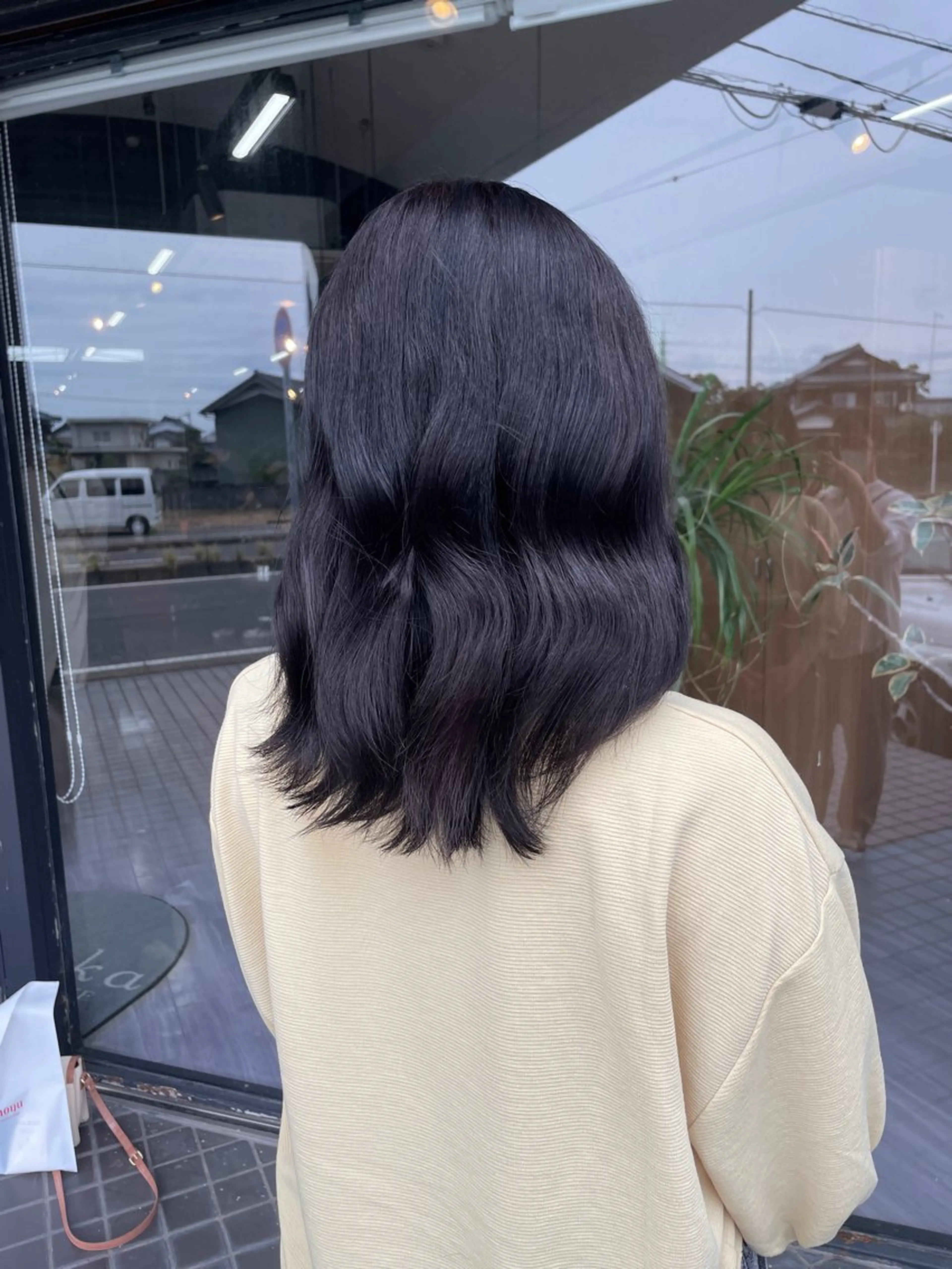 ミディアム カラー 黒髪 グレーブラック マキノ キョウカのヘアスタイル