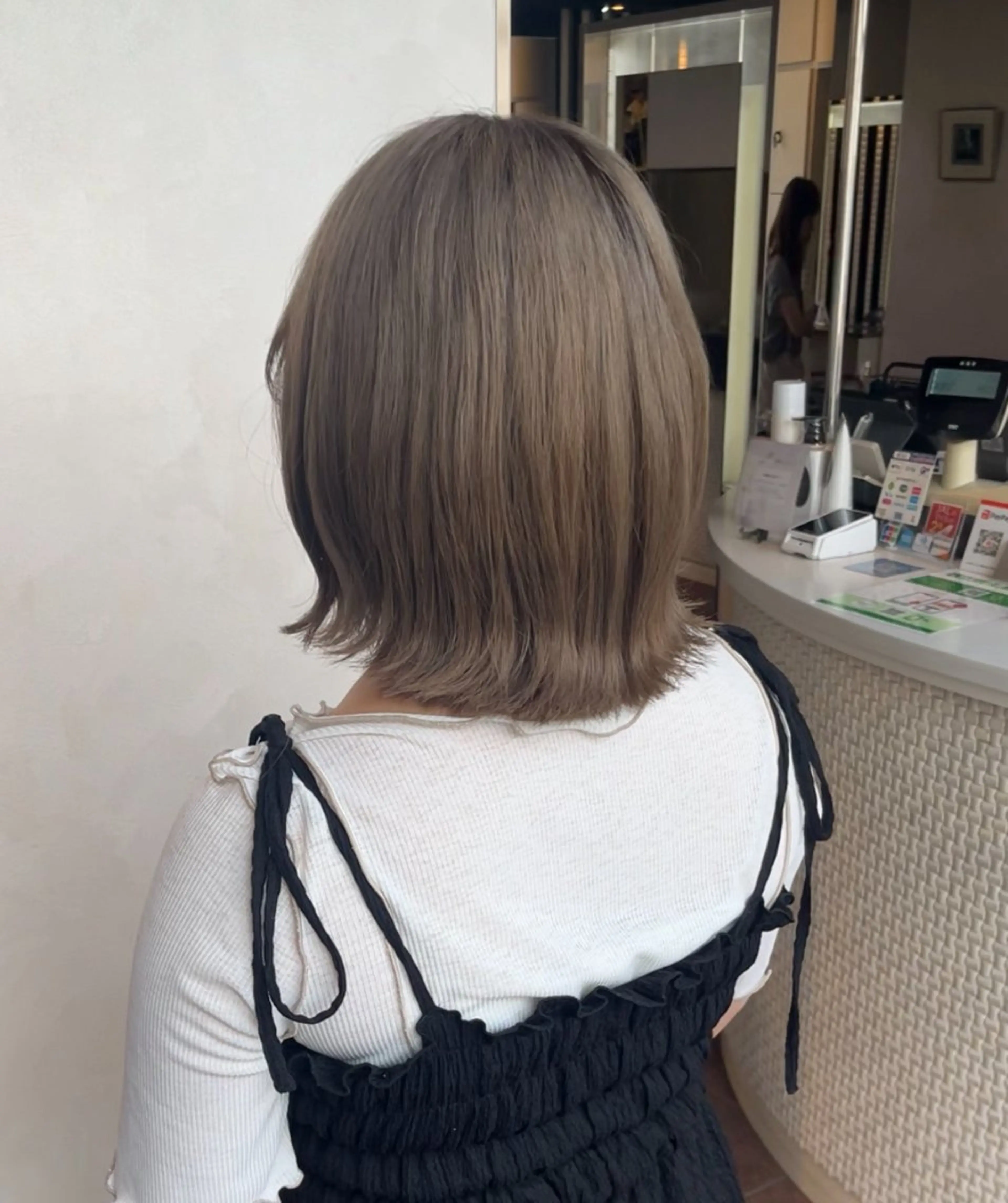 ショート カラー ブリーチ グレージュ ヘアカラー 山田 知佳のヘアスタイル