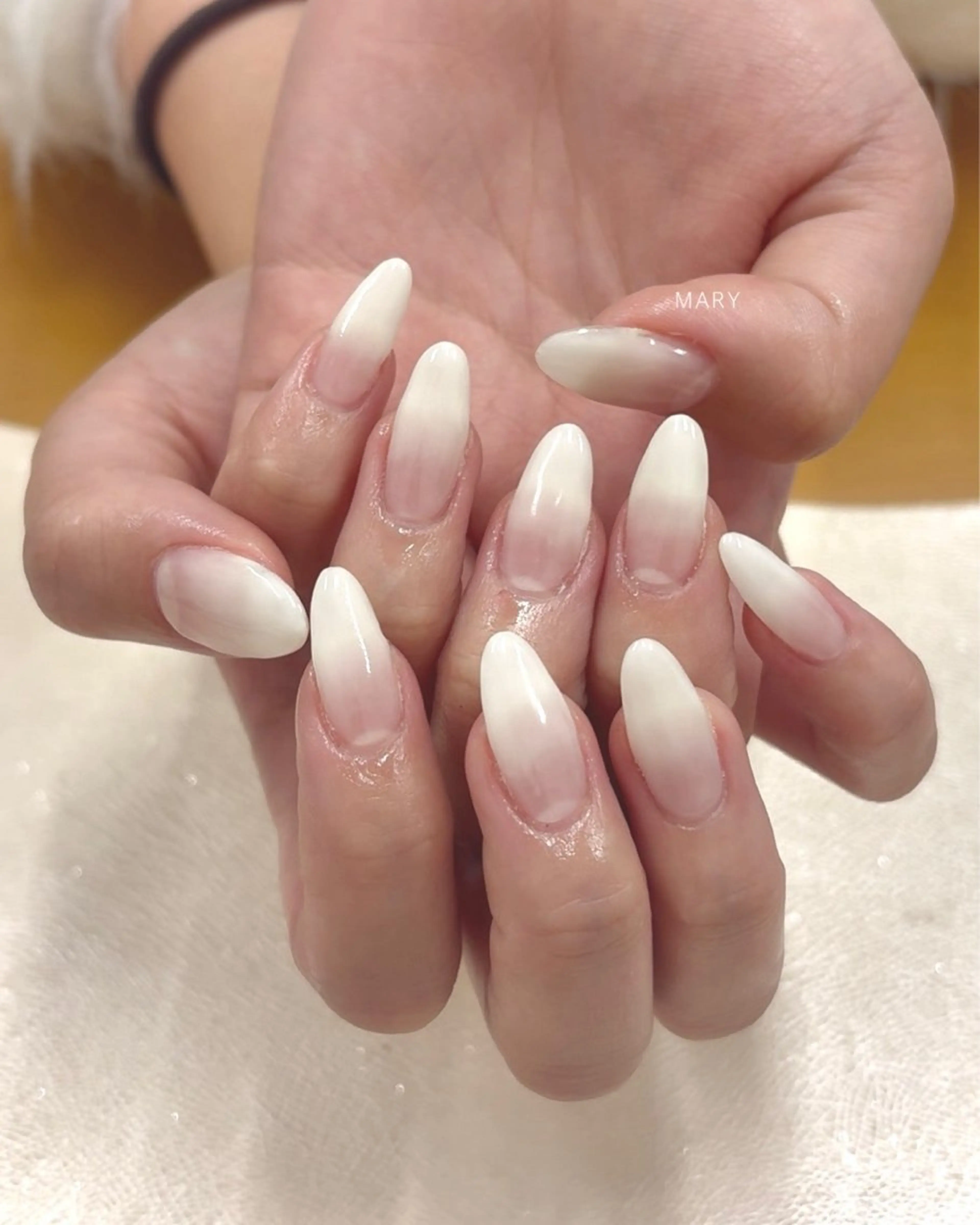 ネイル グラデーション ニュアンスネイル シンプルネイル ホワイト ハンドネイル Mary nail所属・Mary nail .narumiのネイルデザイン