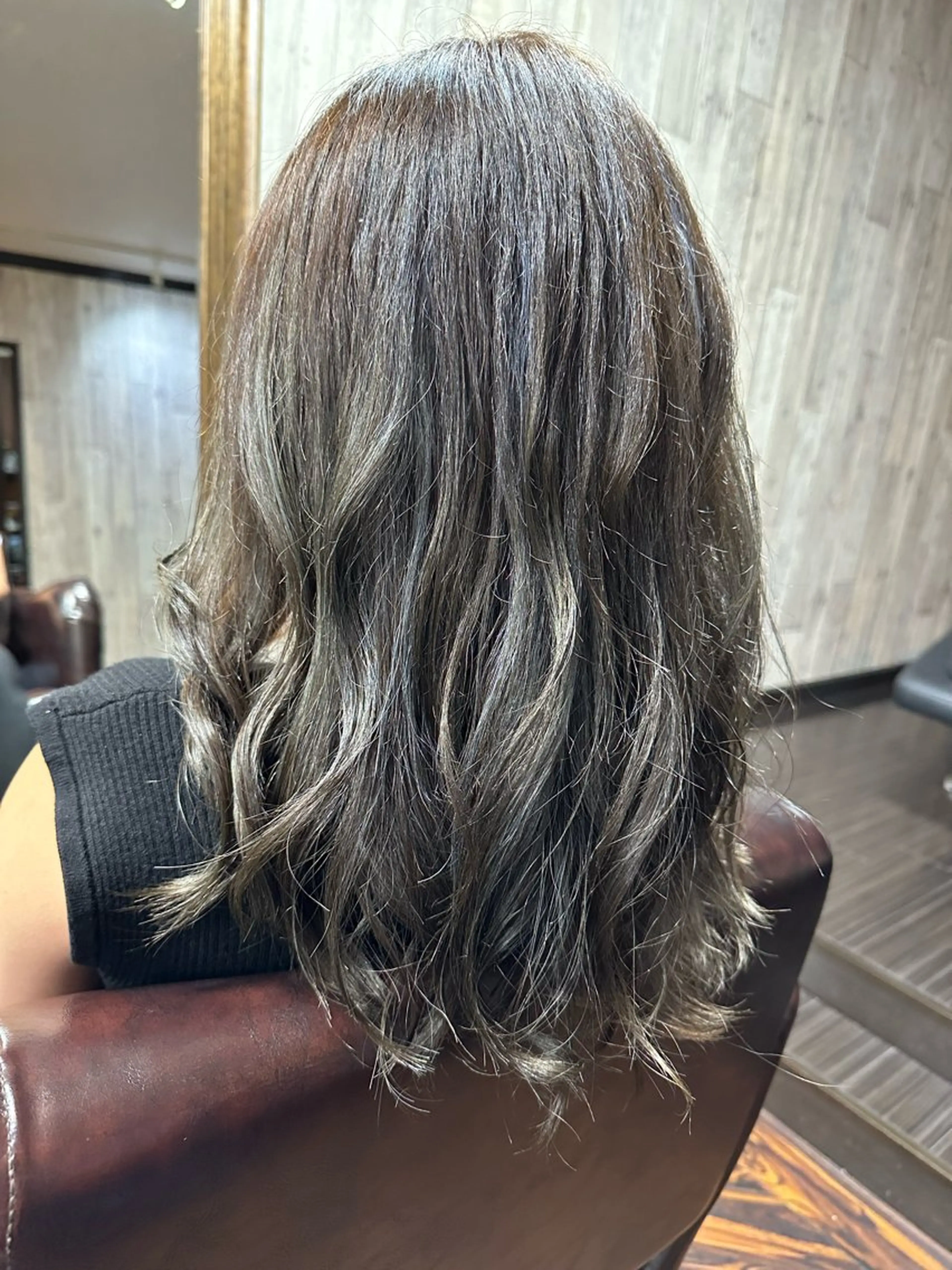 セミロング カラー 庭山 理沙のヘアスタイル
