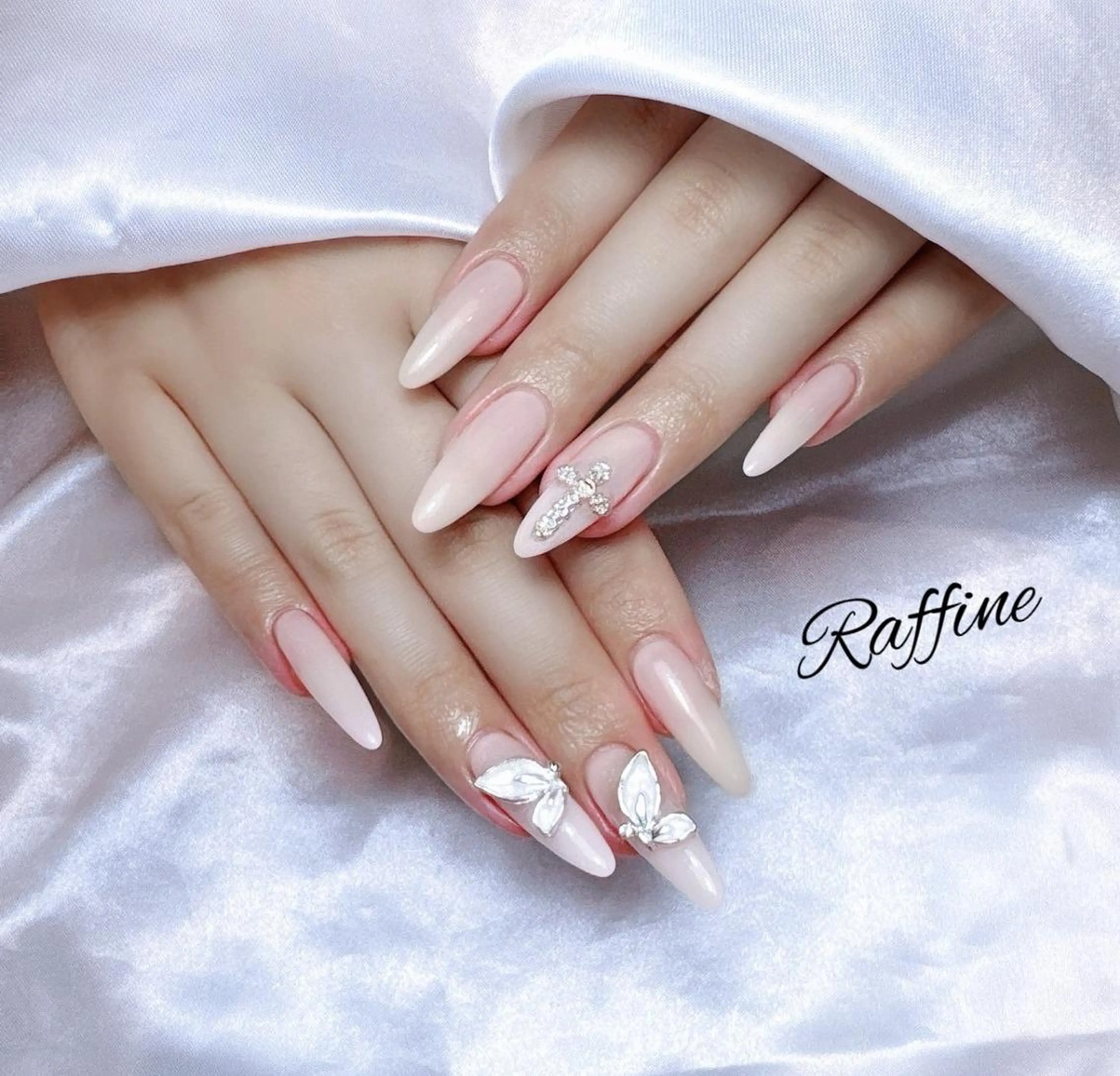 ネイル ハンドネイル RAFFINE haru🦋🩵のネイルデザイン