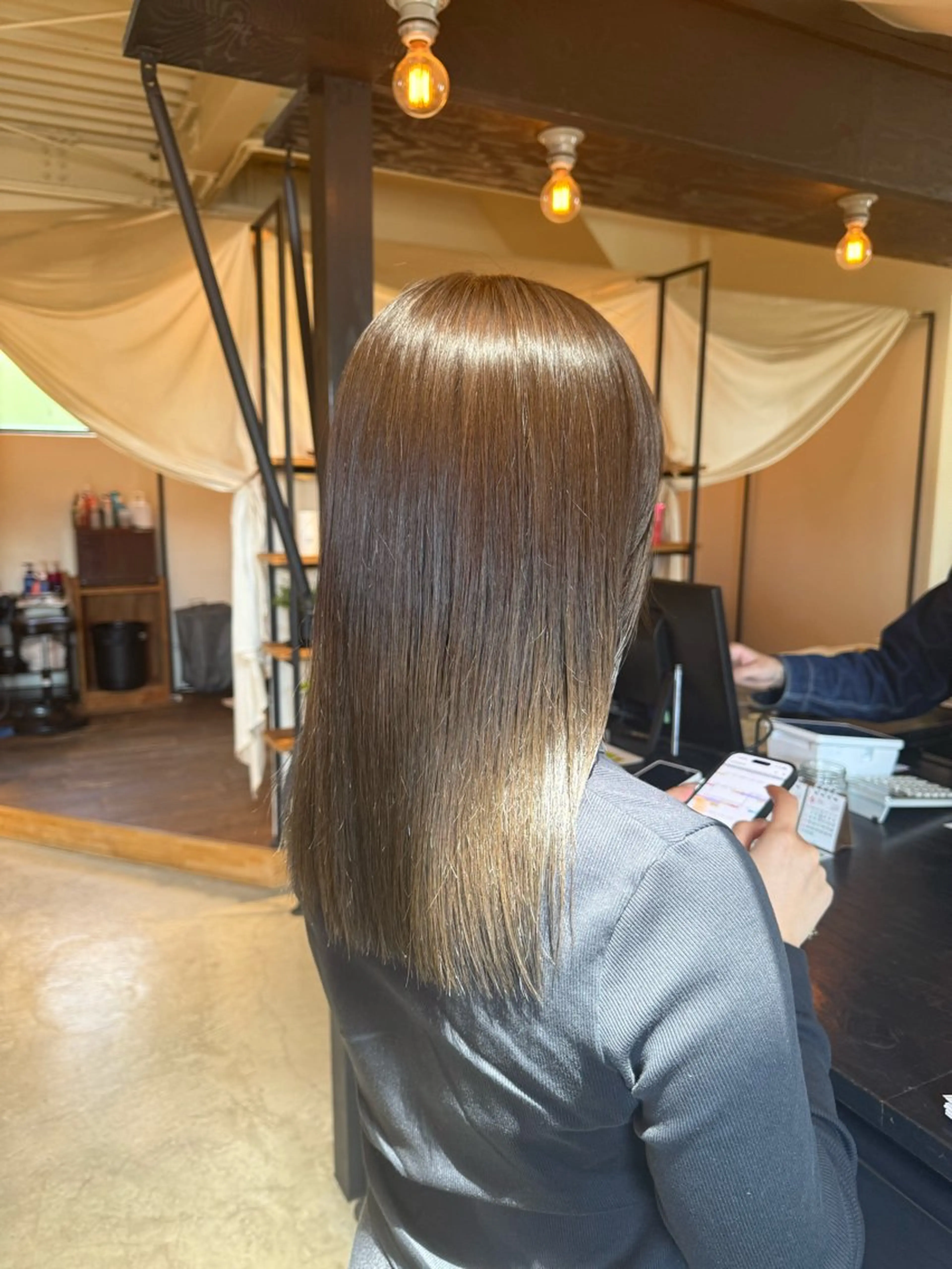 セミロング カラー ベージュカラー ブリーチ 透明感カラー ダブルカラー ブリーチなしカラー カット ヘアカラー 髪質改善/暖色カラー /レイヤーカット/翠のヘアスタイル