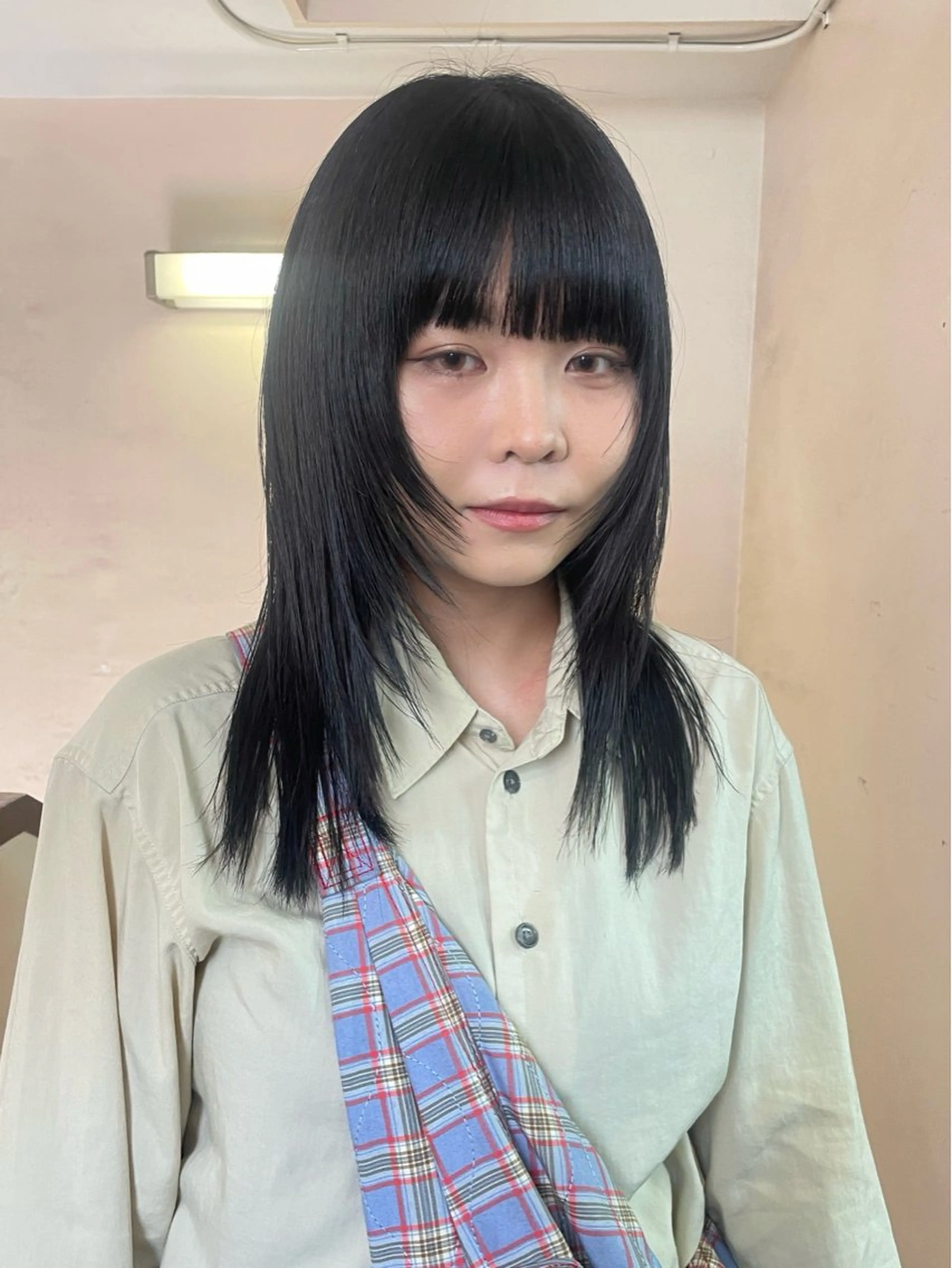 セミロング mio ／ハイトーンのヘアスタイル