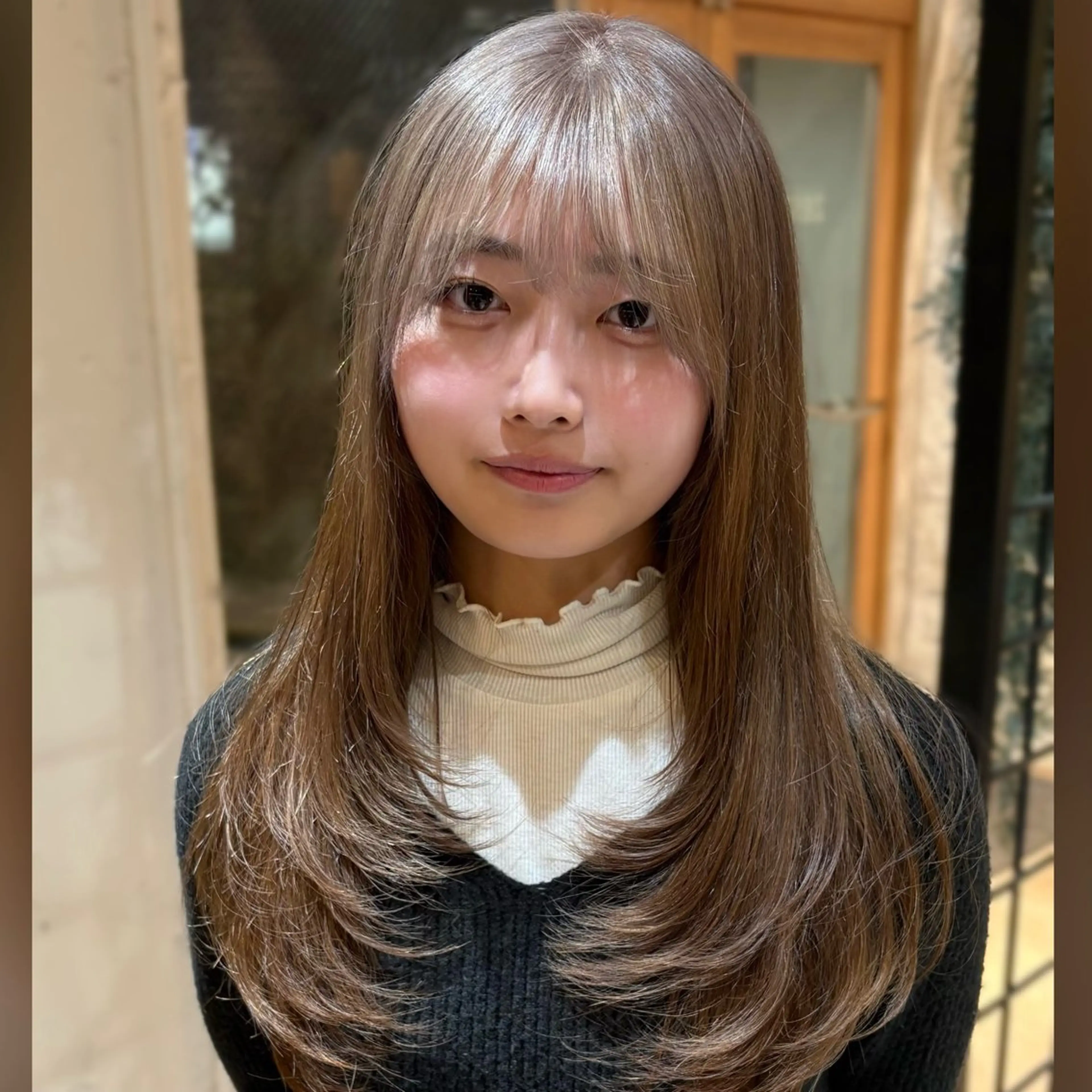 ロング カラー ベージュカラー ブリーチ ミルクティーベージュ レイヤーカット カット ヘアカラー フェザー/シャドウ/ 酸性ストレートのヘアスタイル