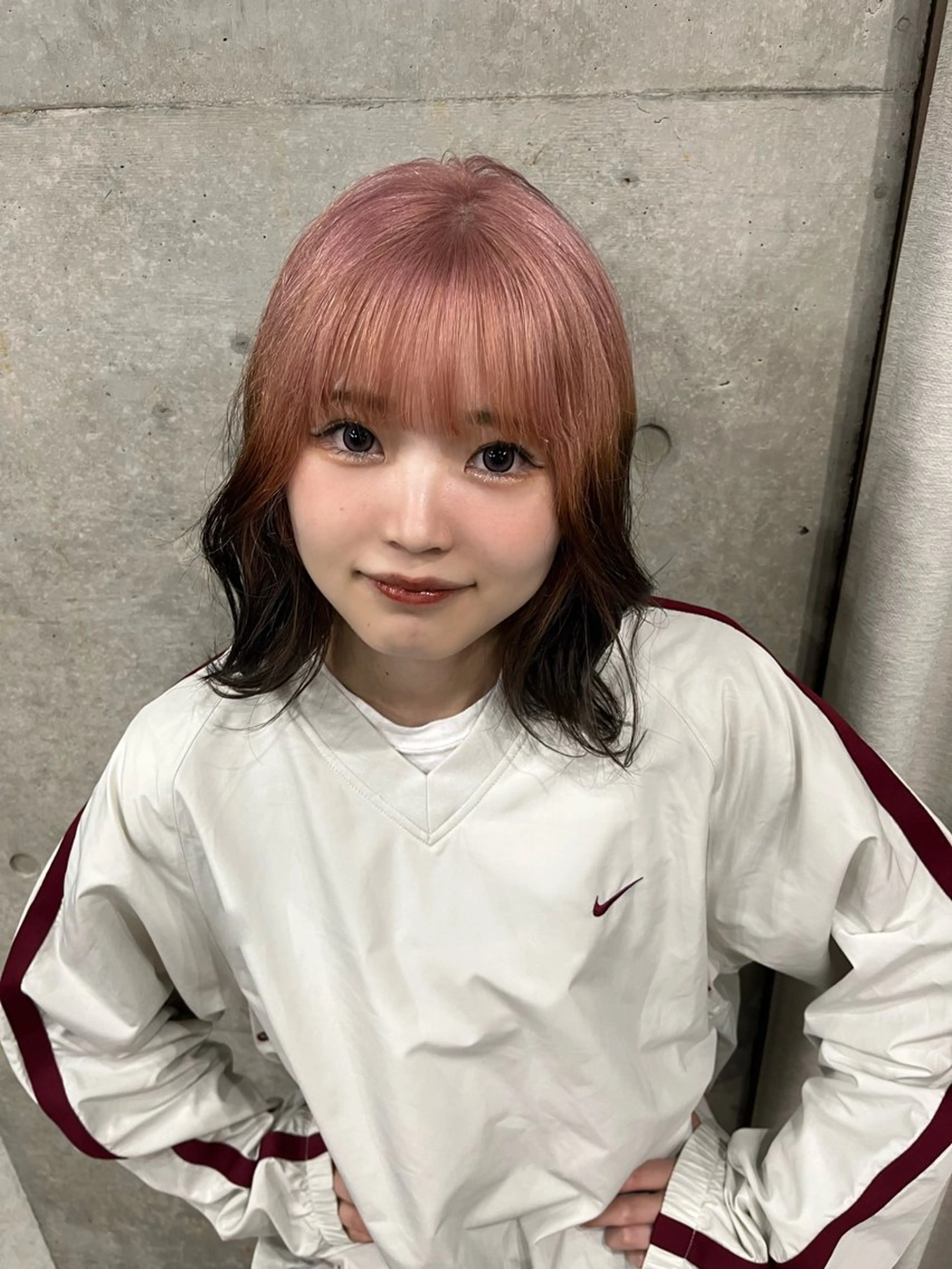 ミディアム カラー 曲がる縮毛矯正 センターパートのヘアスタイル