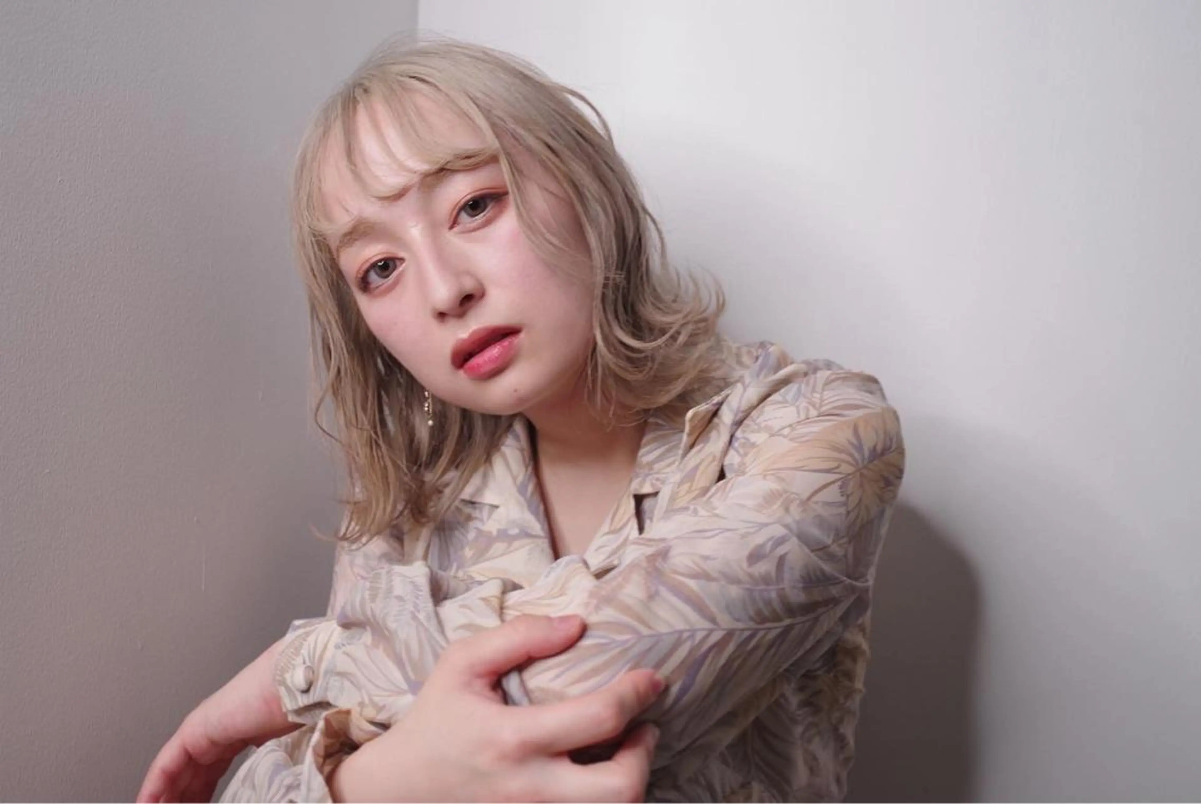 ミディアム カラー ベージュカラー ハイトーンカラー ミルクティーベージュ ヘアカラー トリートメント ハイトーン/レイヤー /ケアブリーチ石川治のヘアスタイル