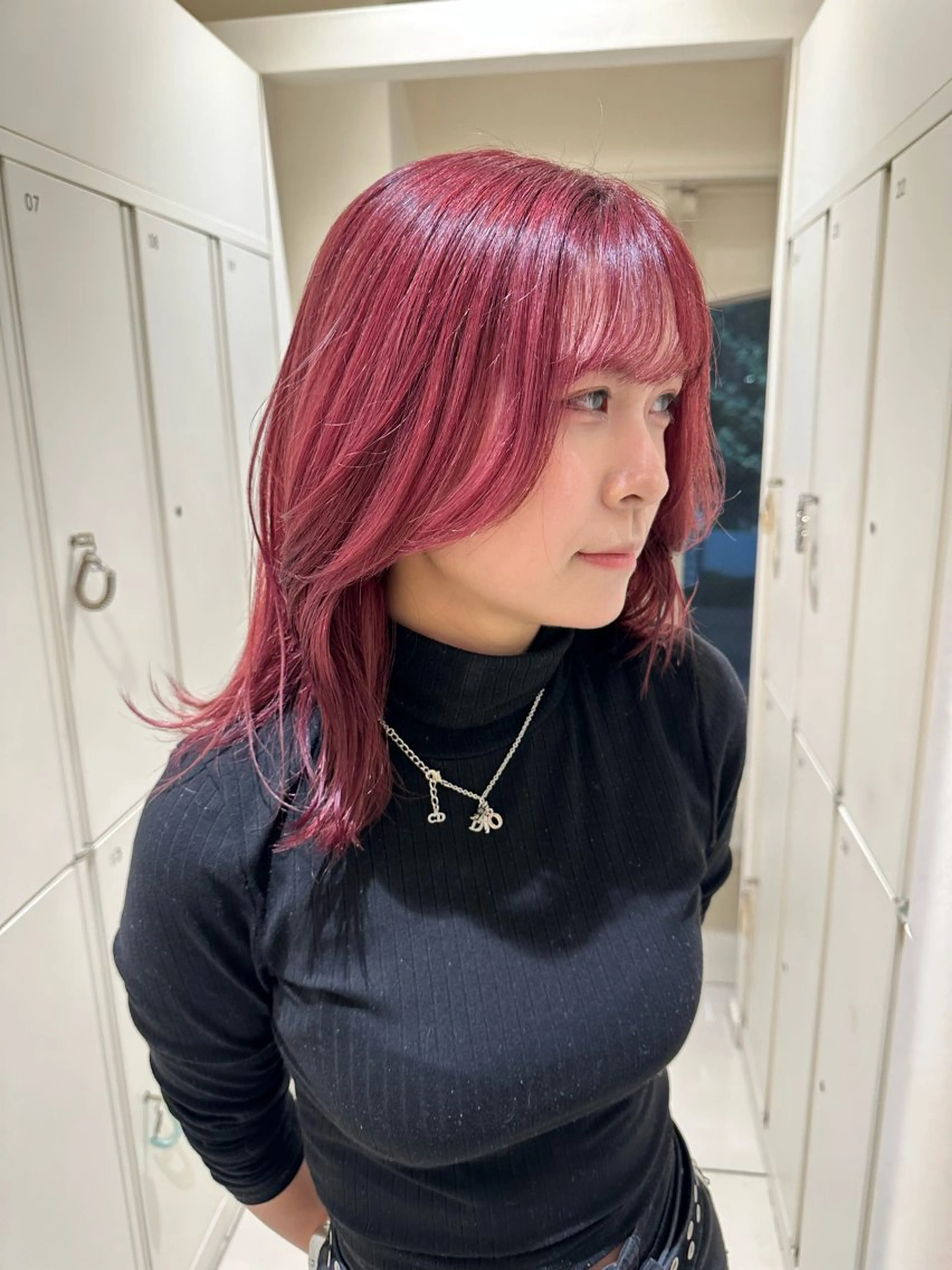 セミロング カラー ヘアアレンジ カット ヘアカラー トリートメント タイトボブ個性派カラ ーAKANEのヘアスタイル