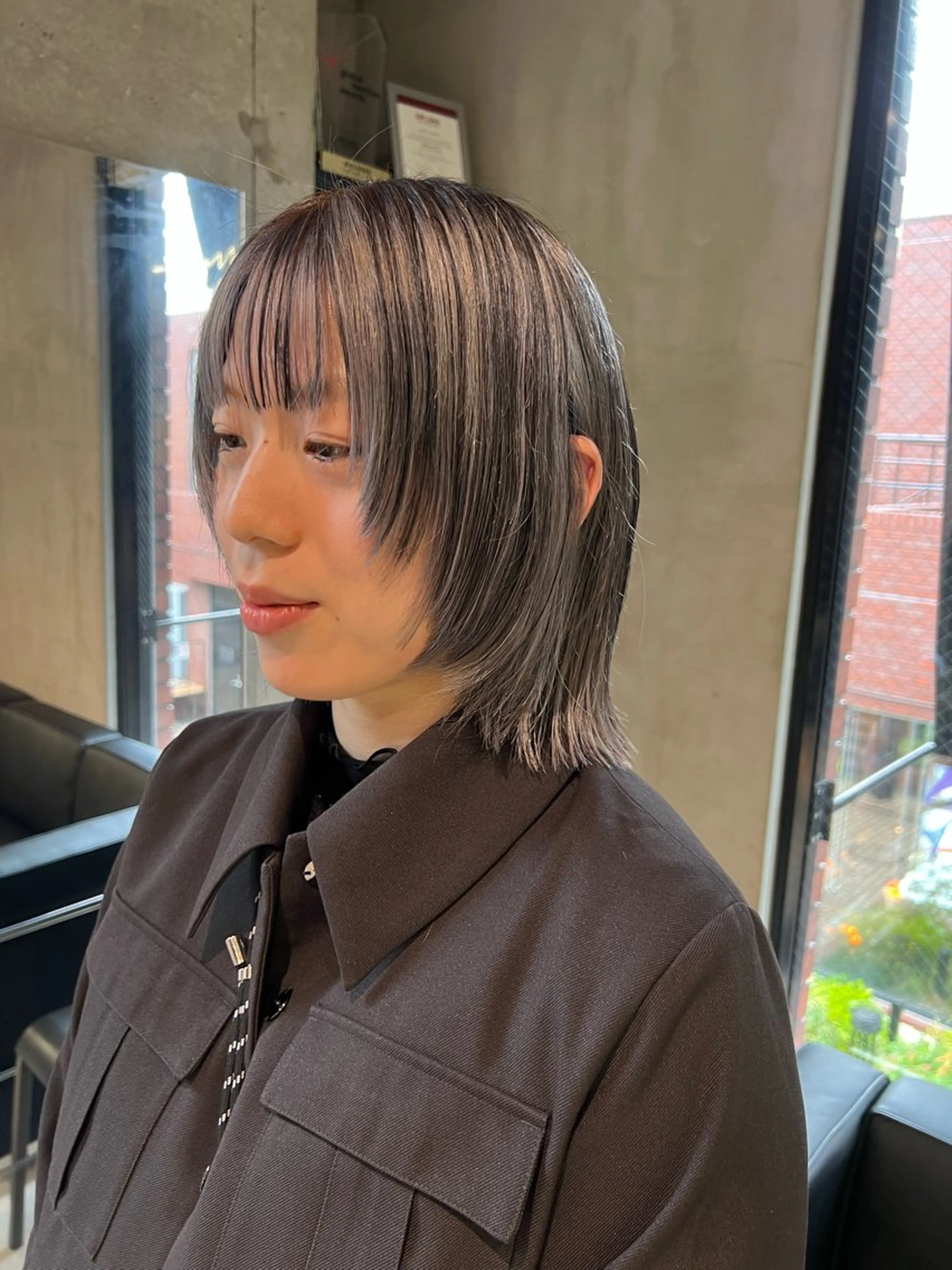 ミディアム カラー ブリーチ デザインカラー シルバー ヘアカラー ハイライト/白髪ぼか し/臼田さりな🌹のヘアスタイル