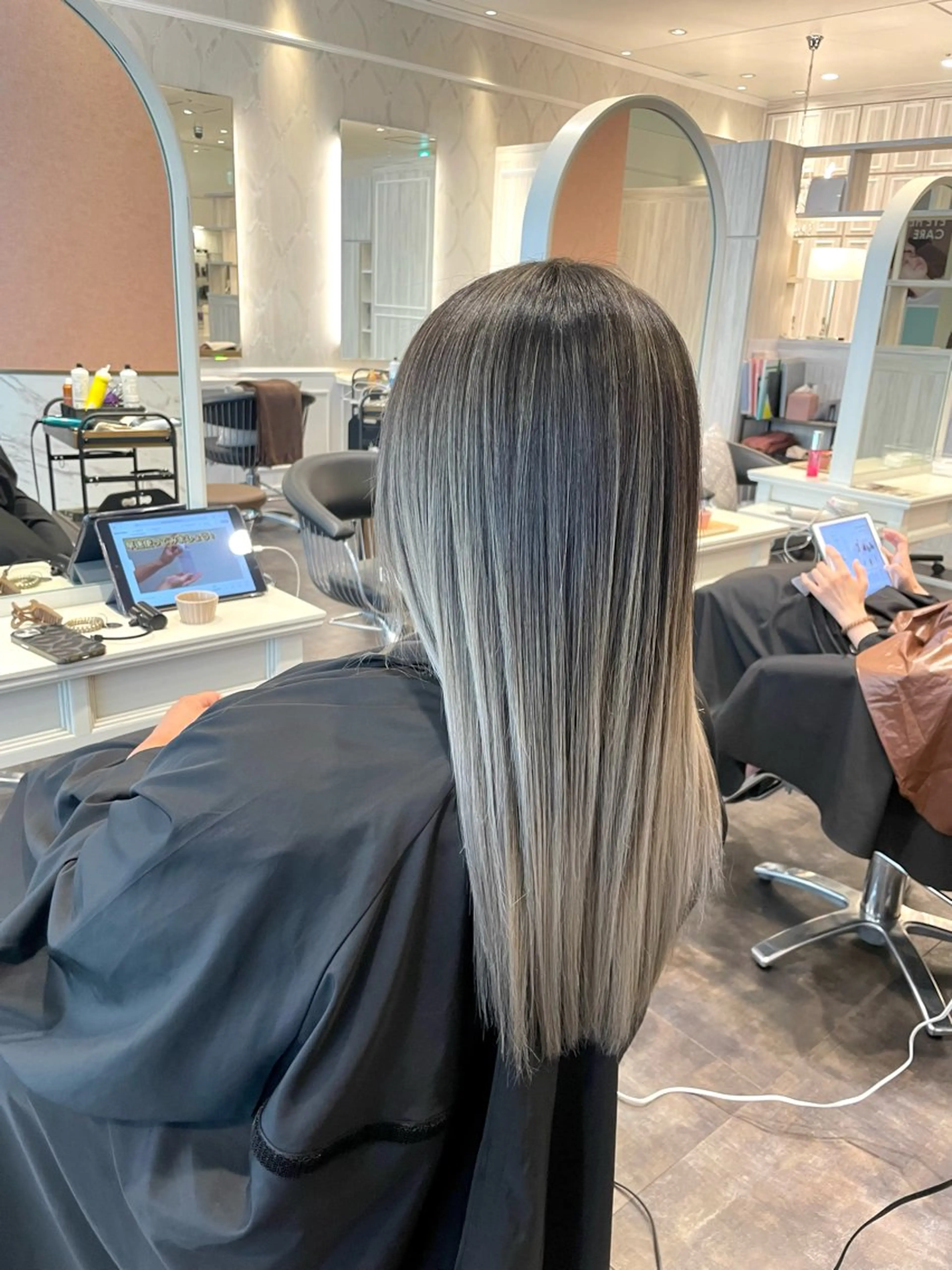 外国人風バレイヤージュ🇺🇸ケアブリーチ、処理剤完備✨️ツヤツヤカラー!!カット込💇♀️の写真
