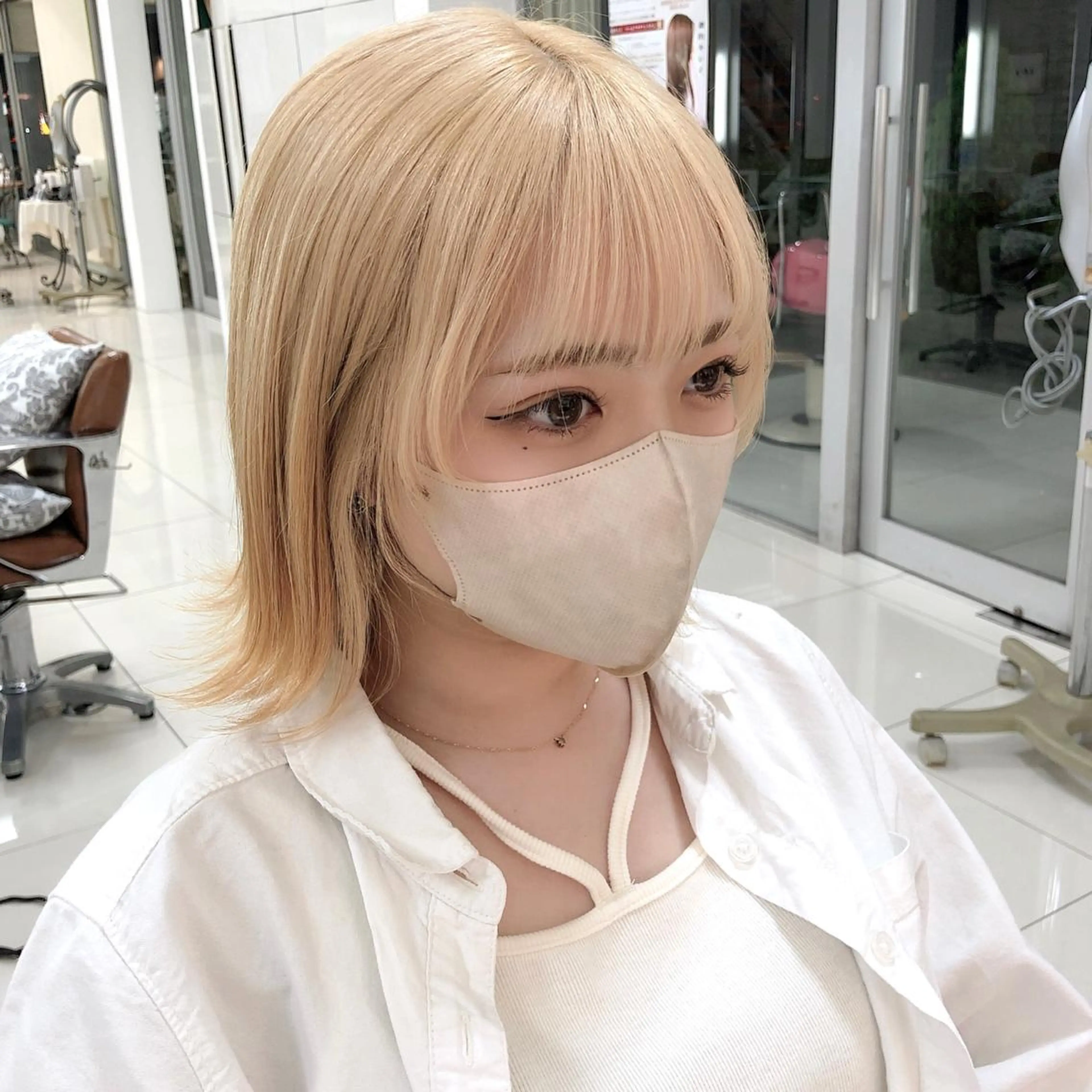 セミロング カラー ブリーチ ブロンド 岩戸優奈 束感まつげ ピンク/ベージュのヘアスタイル