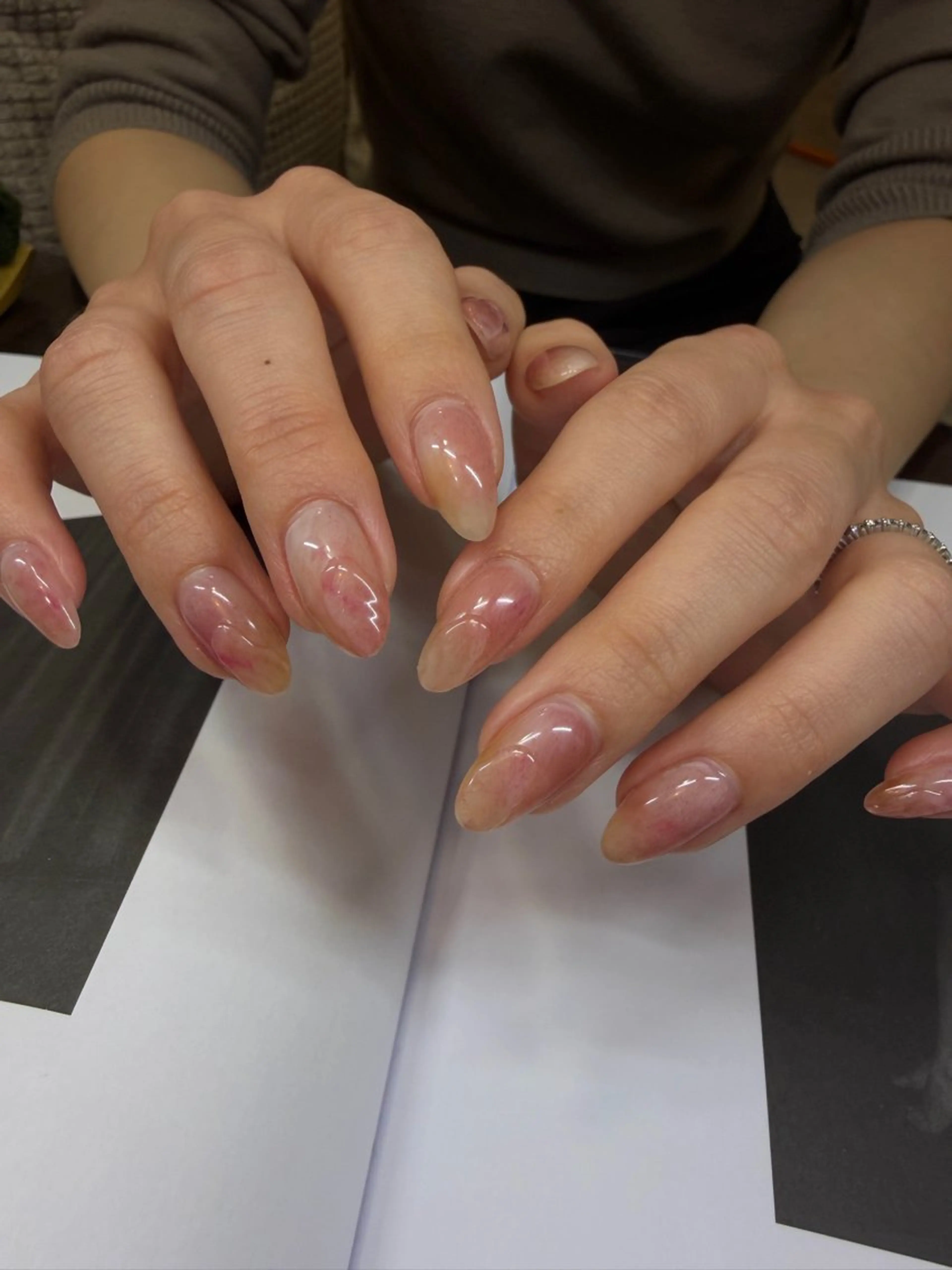 ネイル ハンドネイル 大人ワンホン キラキラ／Ayanoのネイルデザイン