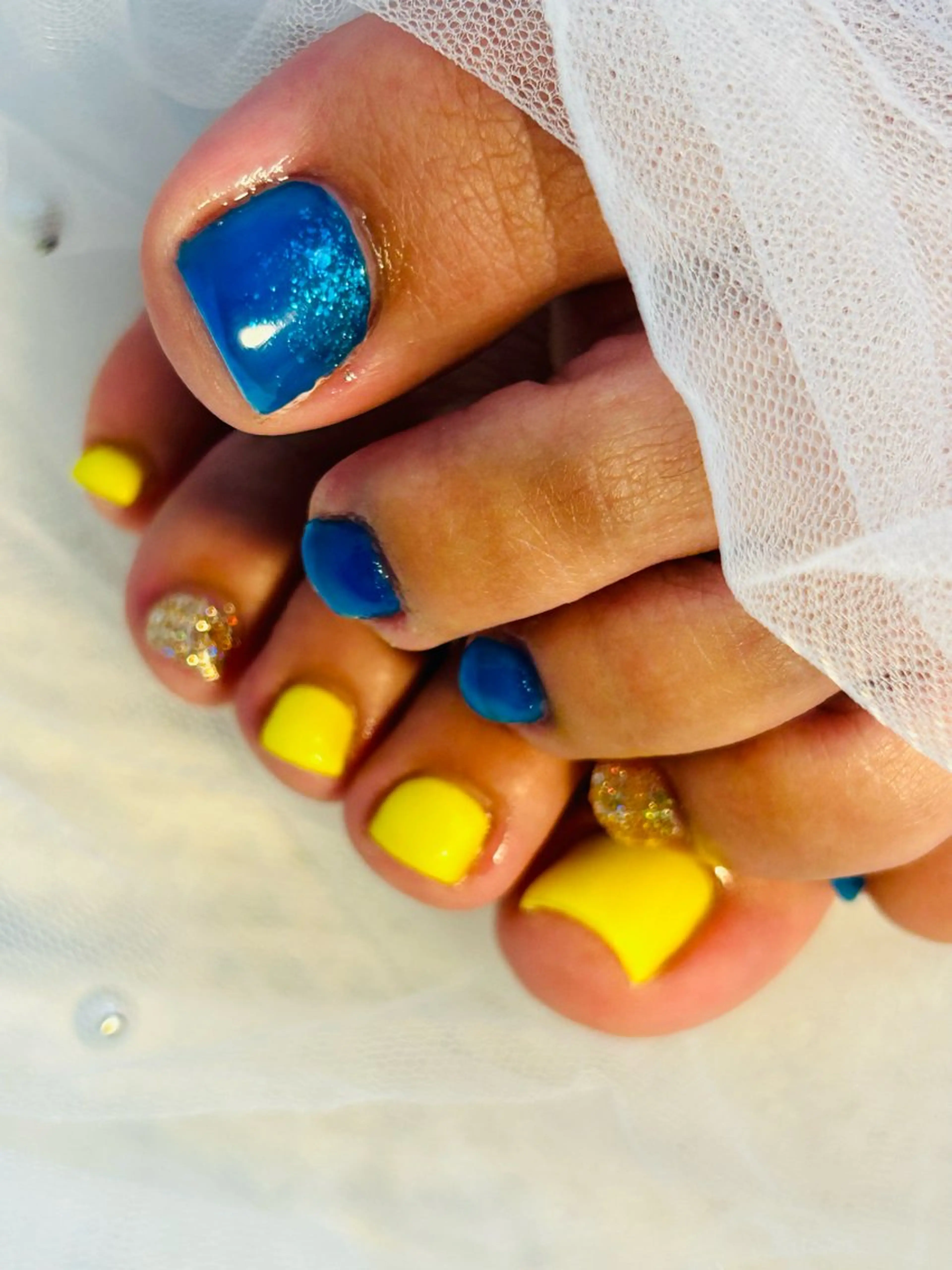 ネイル ブルー フットネイル 黄色 金森 真以のネイルデザイン