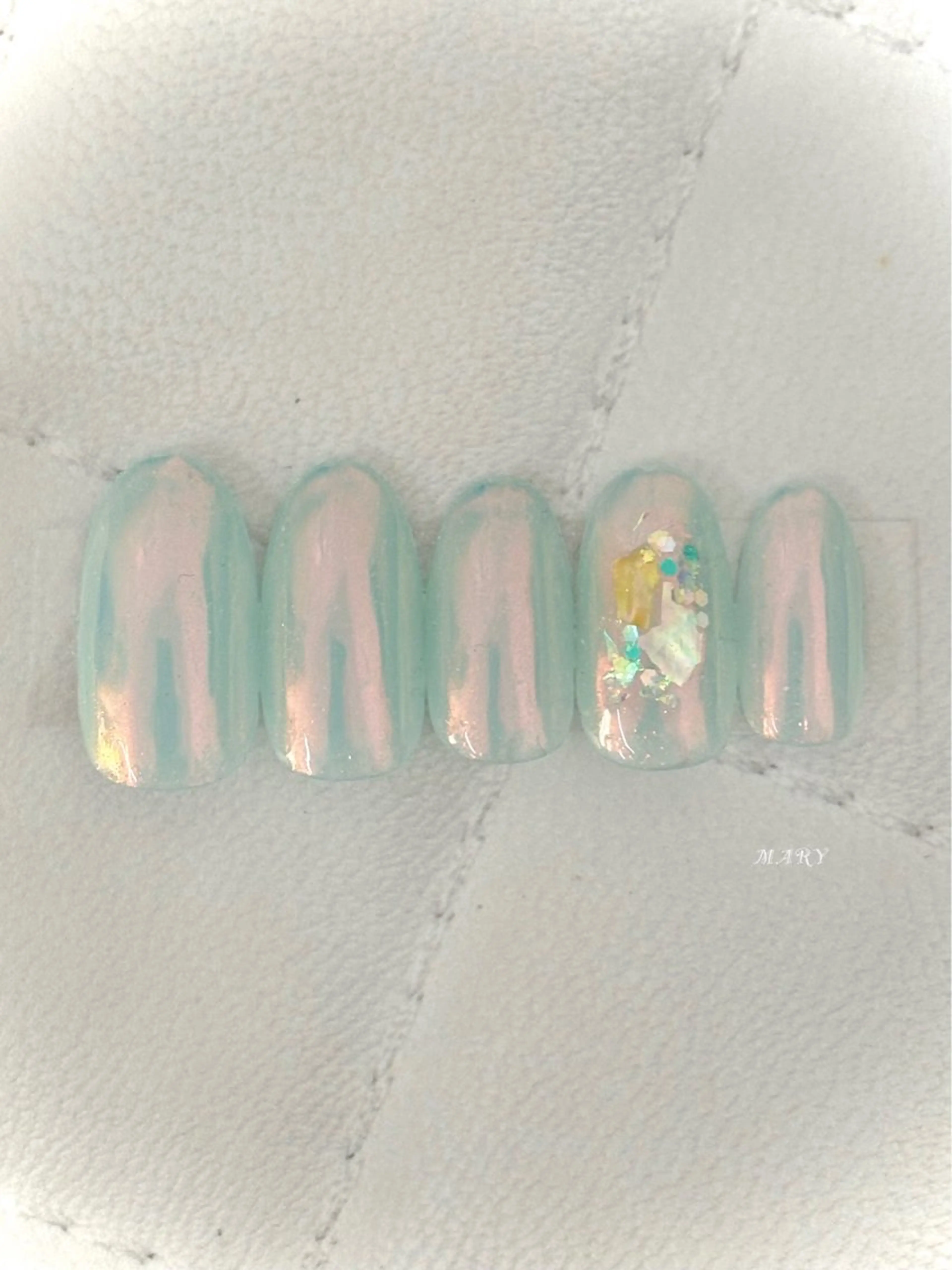 ネイル オーロラネイル 水色 ミラーネイル ニュアンスネイル ワンカラーネイル ハンドネイル Mary nail .narumiのネイルデザイン