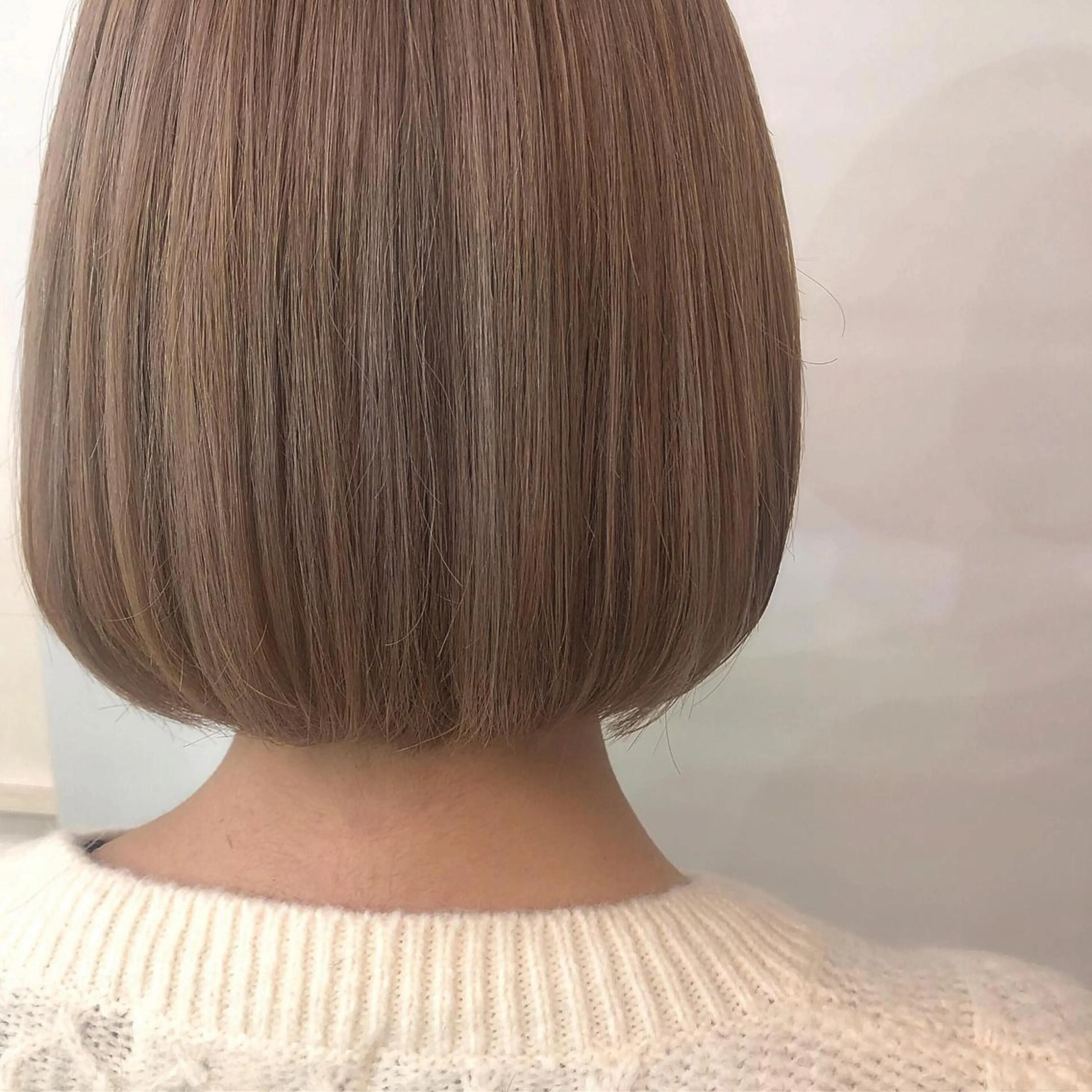 ショート カラー ベージュカラー ハイライトカラー ミルクティーベージュ ハイライト カット ヘアカラー 齋藤 咲のヘアスタイル