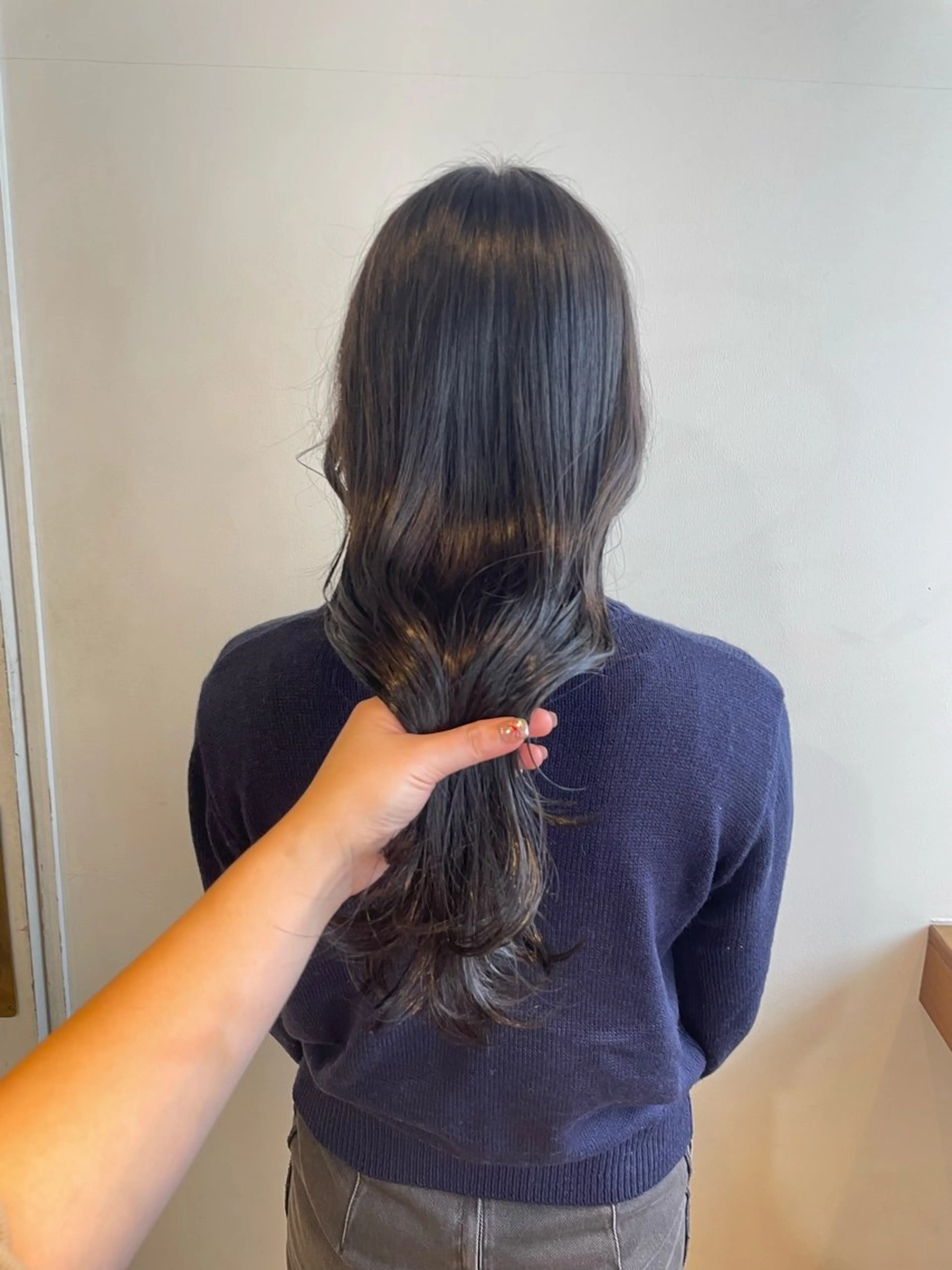 ロング カラー 黒髪 ブルーカラー ブルーブラック ヘアカラー トリートメント MIOベージュカラー 柔らかいカラーのヘアスタイル