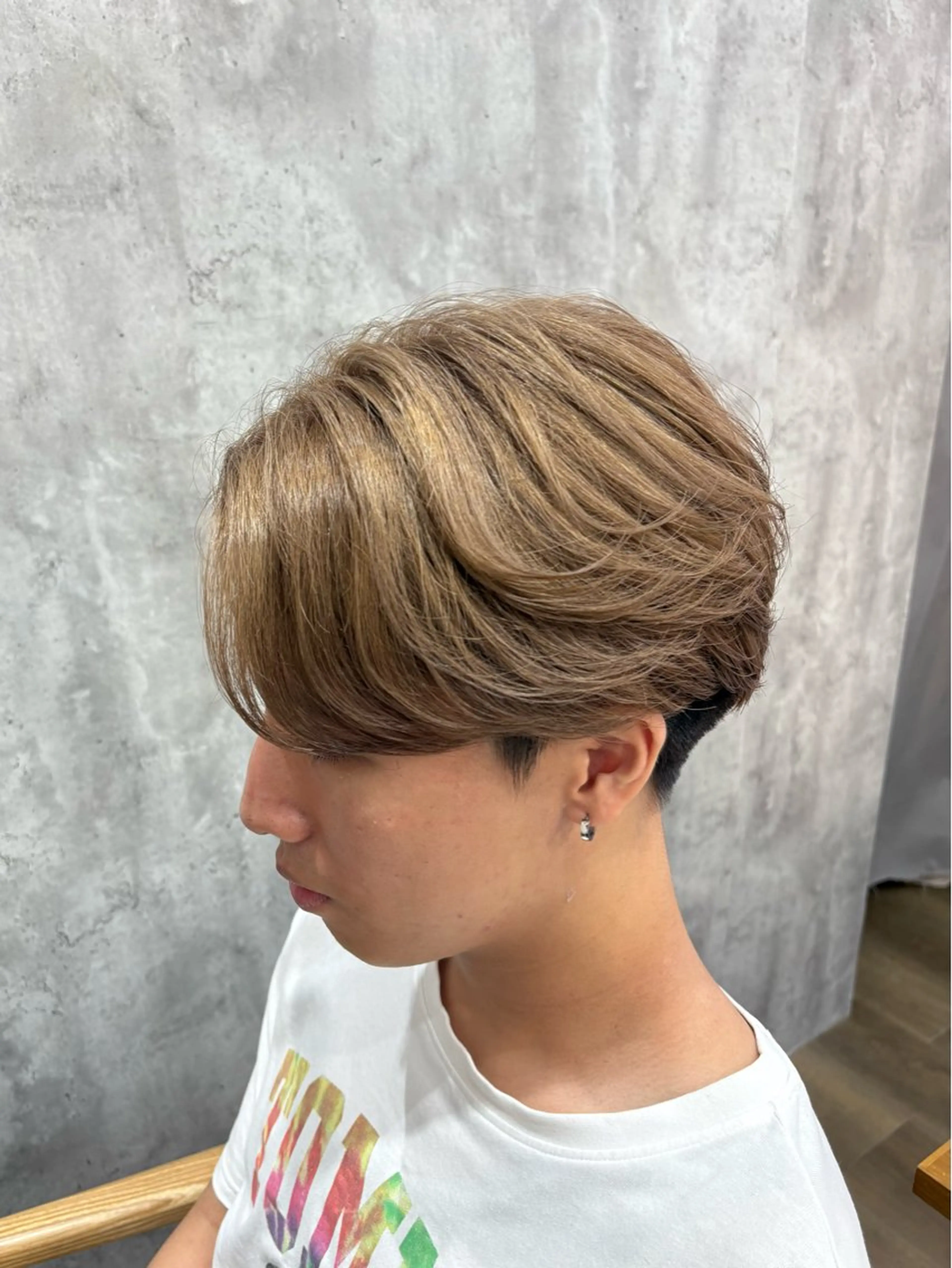 ショート カラー メンズ ベージュカラー カット ヘアカラー 韓国メンズヘア/ 毛流れヘア　須田龍世のヘアスタイル