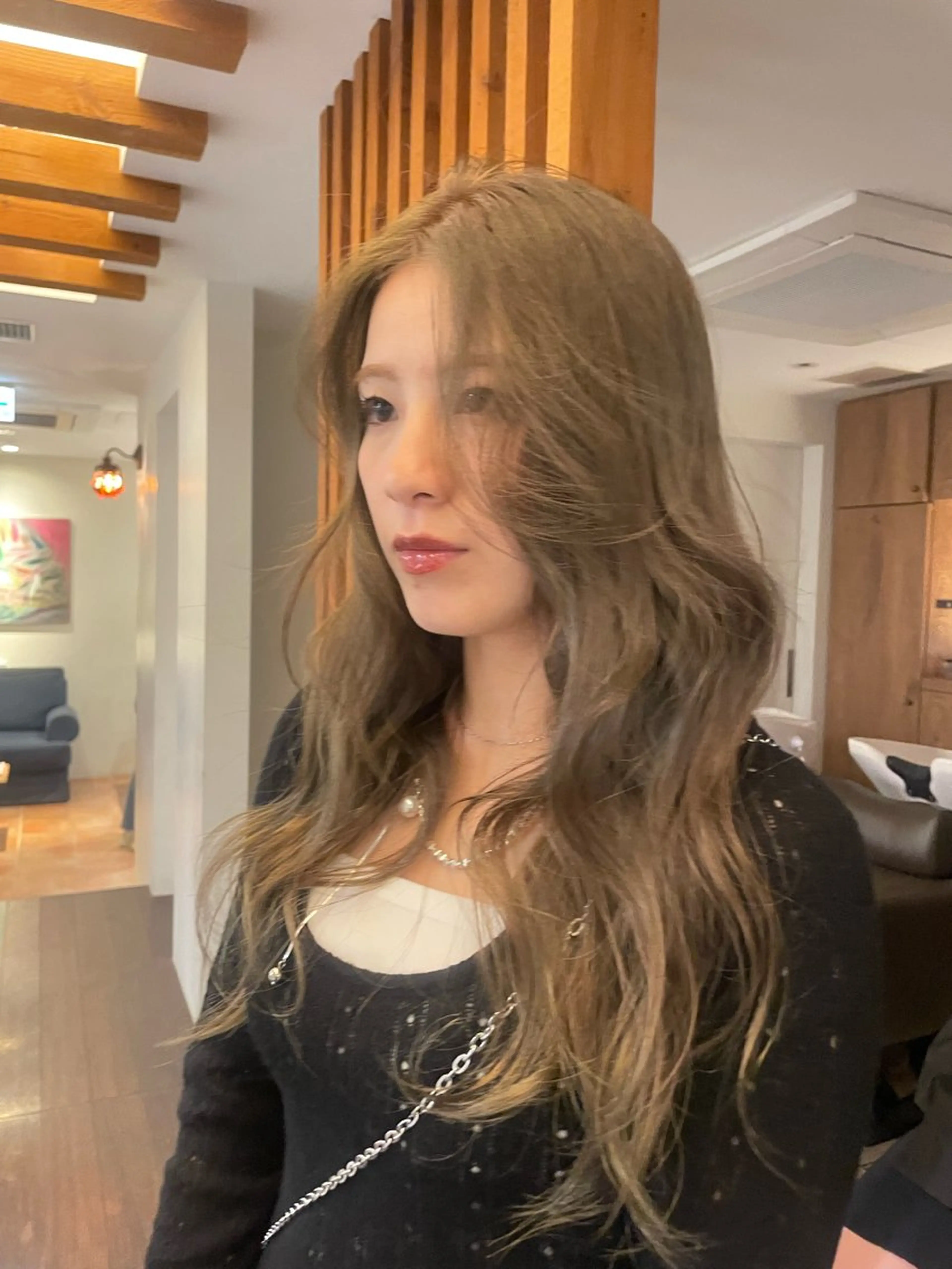 ロング カラー ベージュカラー ブリーチ ダブルカラー ブリーチなしカラー オリーブベージュ ヘアカラー トリートメント リカ/ハイトーン ・オリーブ🍀のヘアスタイル