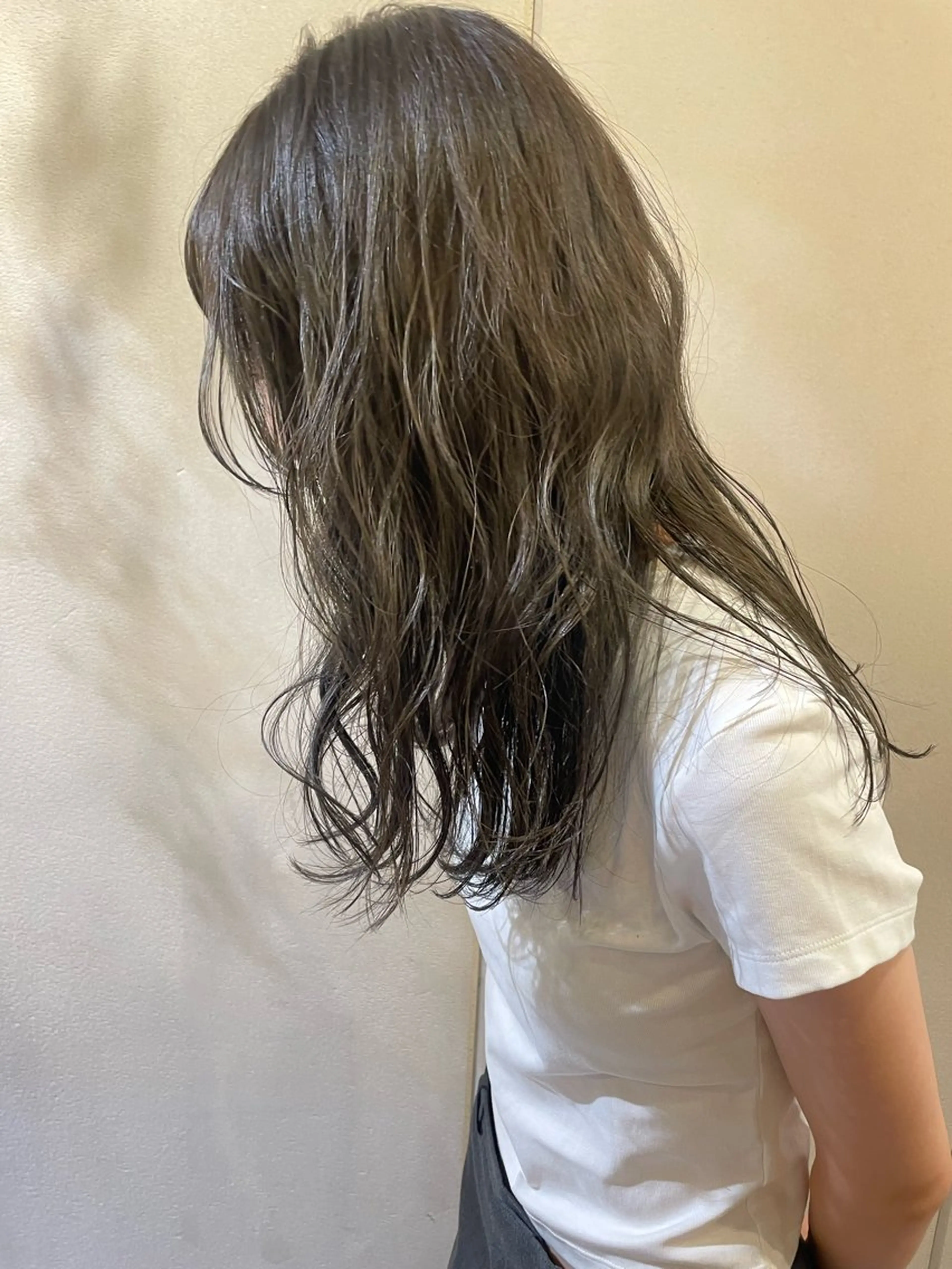 セミロング カラー グレージュ オリーブグレージュ オリーブグレー カット ヘアカラー 狩野 羅夢のヘアスタイル