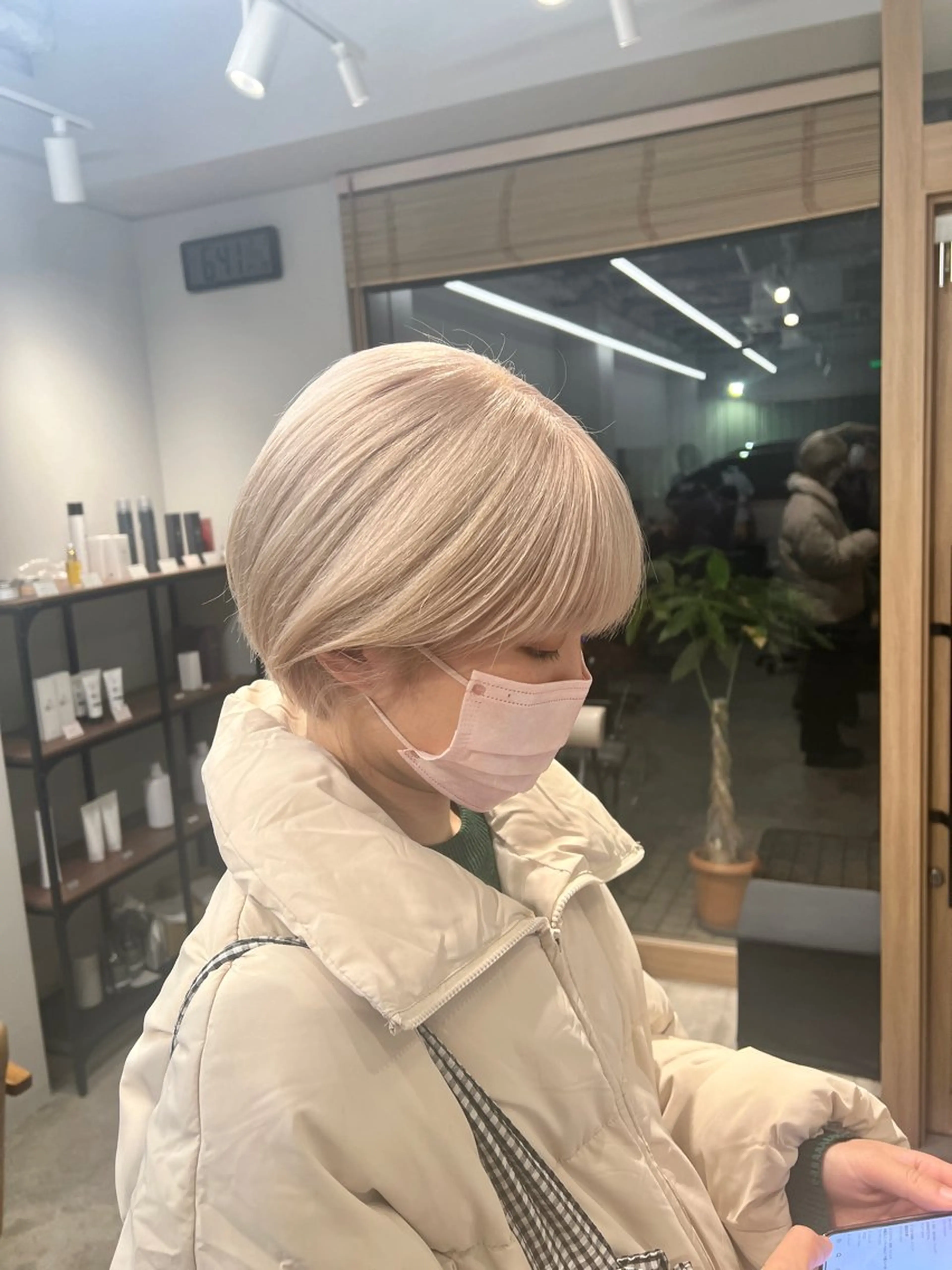 ショート カラー ショートボブ ベージュカラー ホワイトベージュ ボブ ショートヘア ブリーチ毛の縮毛矯正 ハイトーン/岡本智樹のヘアスタイル