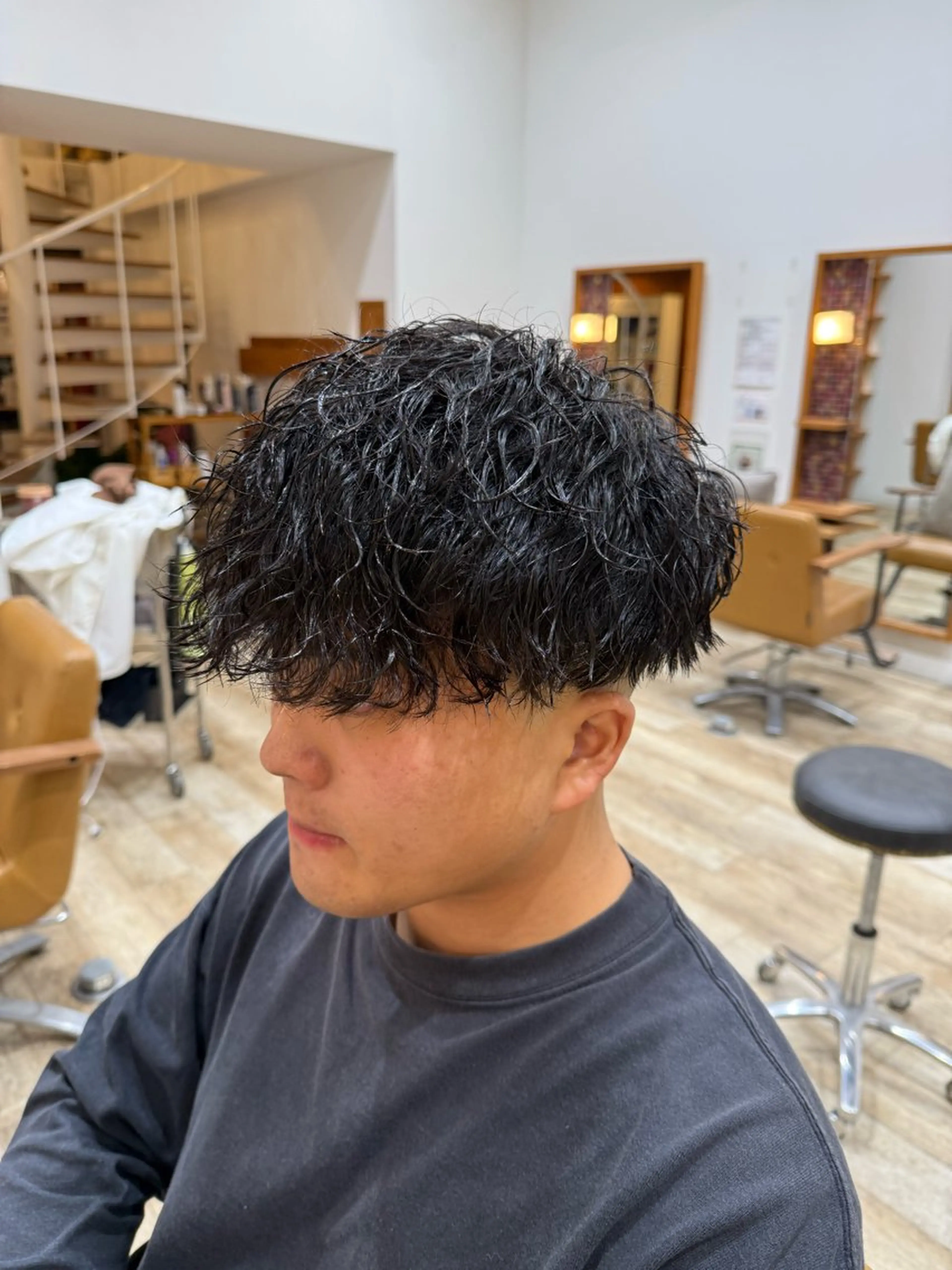 ショート パーマ メンズ メンズブリーチ センターパート フェードカット フェザーパーマ メンズハイライト peakshair所属・堀江/レイヤーカット 𝒀𝑼𝑻𝑶のヘアスタイル