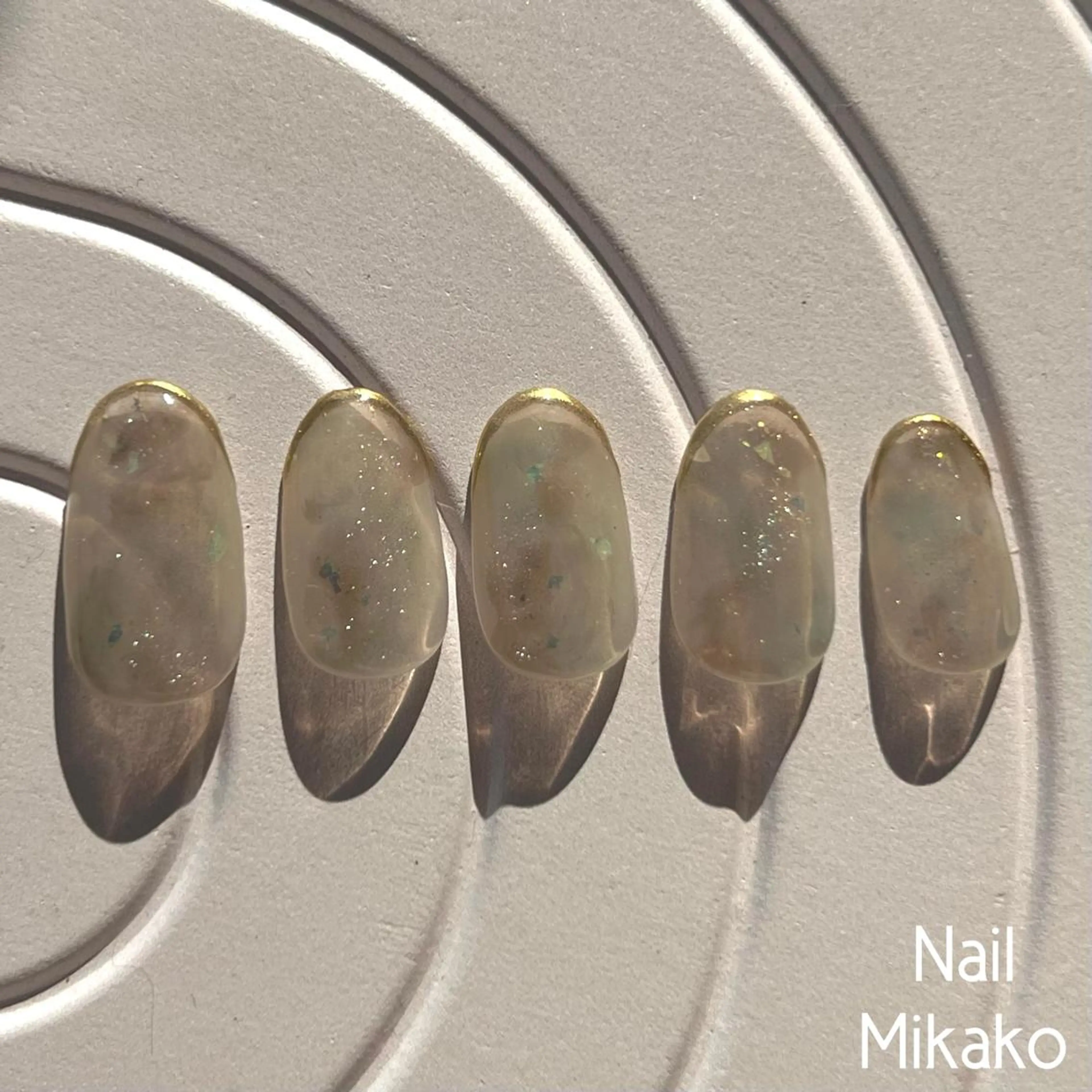 ネイル グリーン マグネットネイル ミラーネイル ニュアンスネイル 春ネイル Nail Mikakoのネイルデザイン