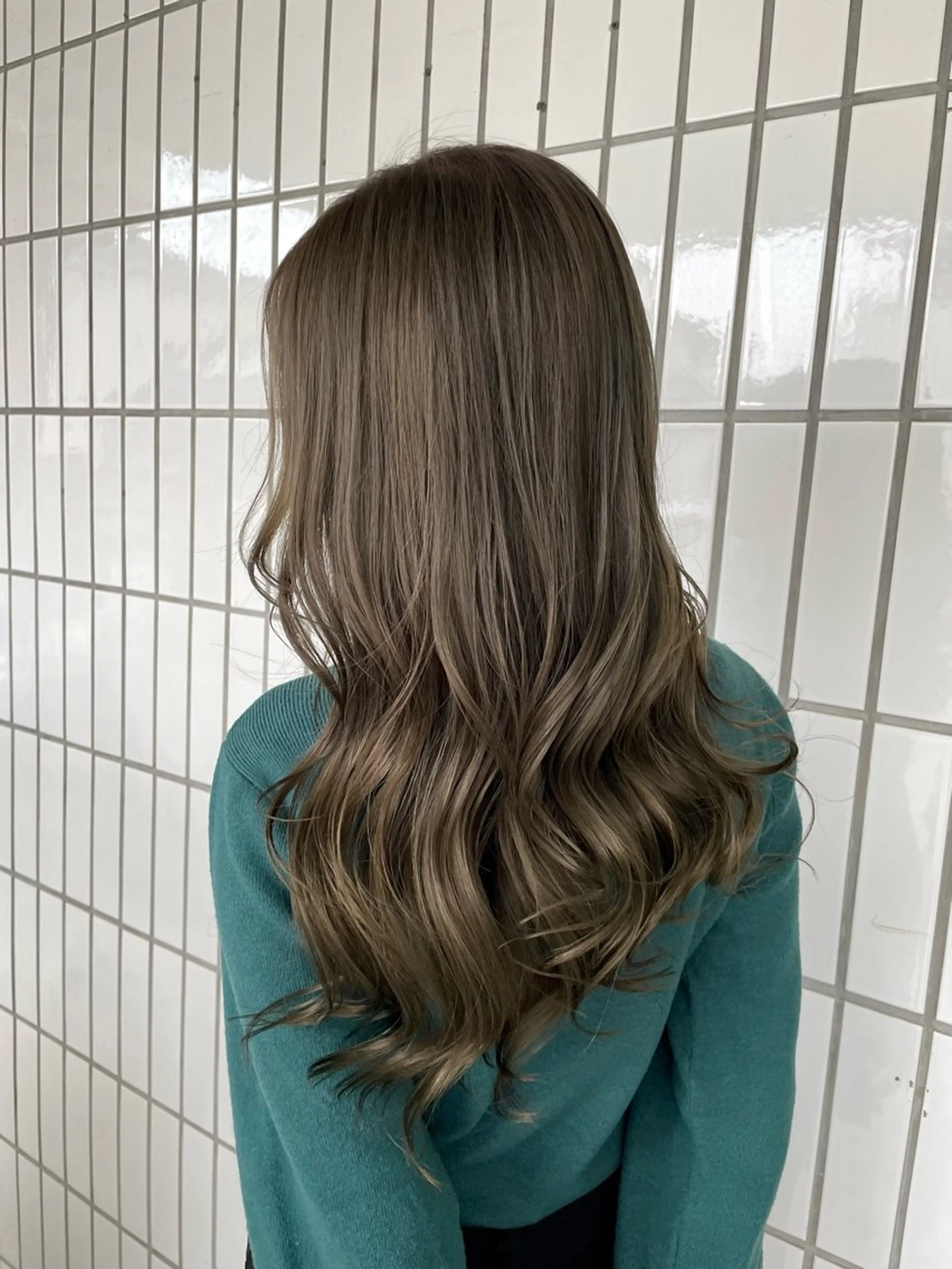 ロング カラー ベージュカラー ブリーチ オリーブベージュ ヘアカラー トリートメント 透明感/ハイライト 🌺MOMOKAのヘアスタイル