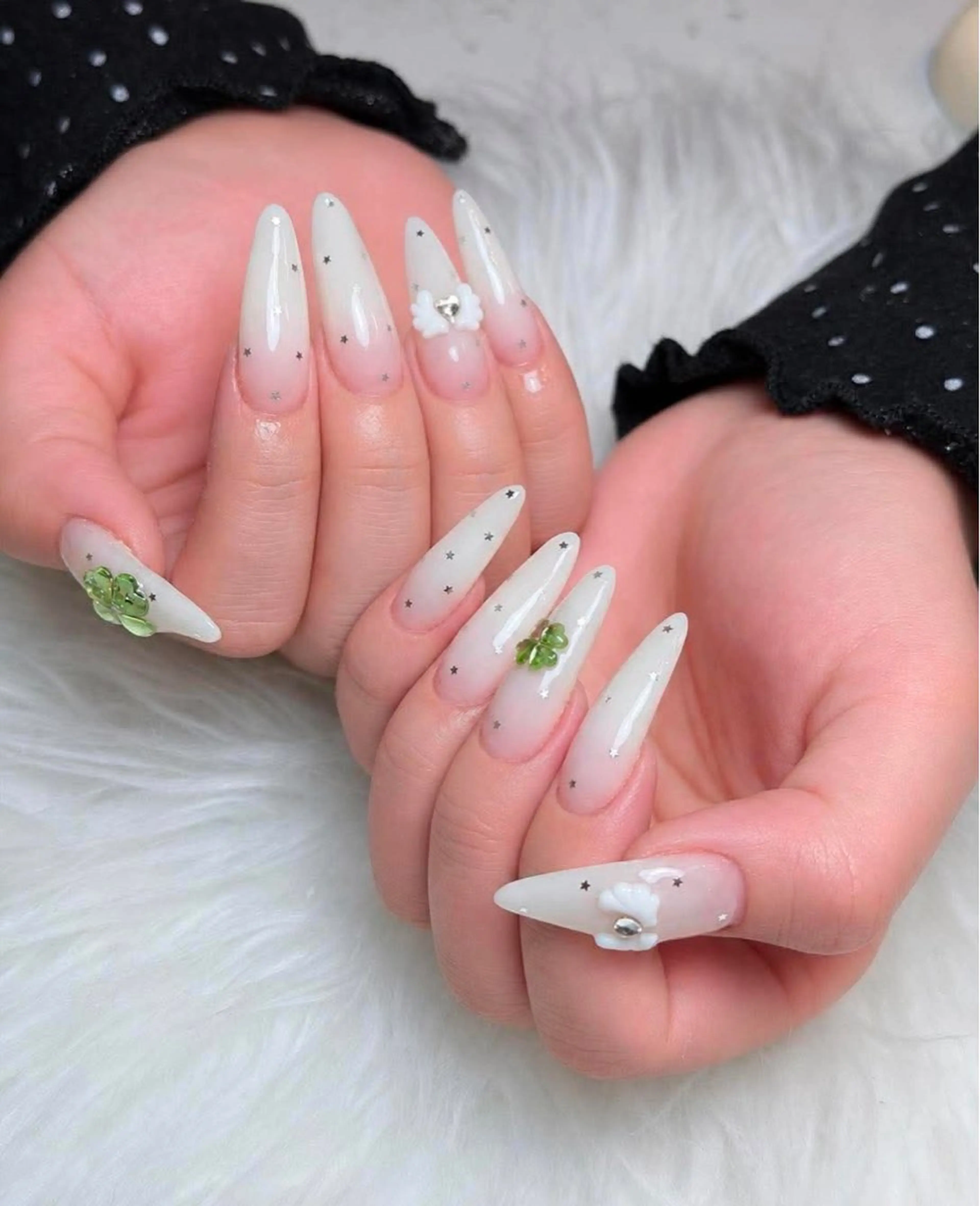 ネイル チークネイル ドット フレンチネイル グラデーション ハート ハンドネイル ハンドケア Eli Nails 新宿のネイルデザイン