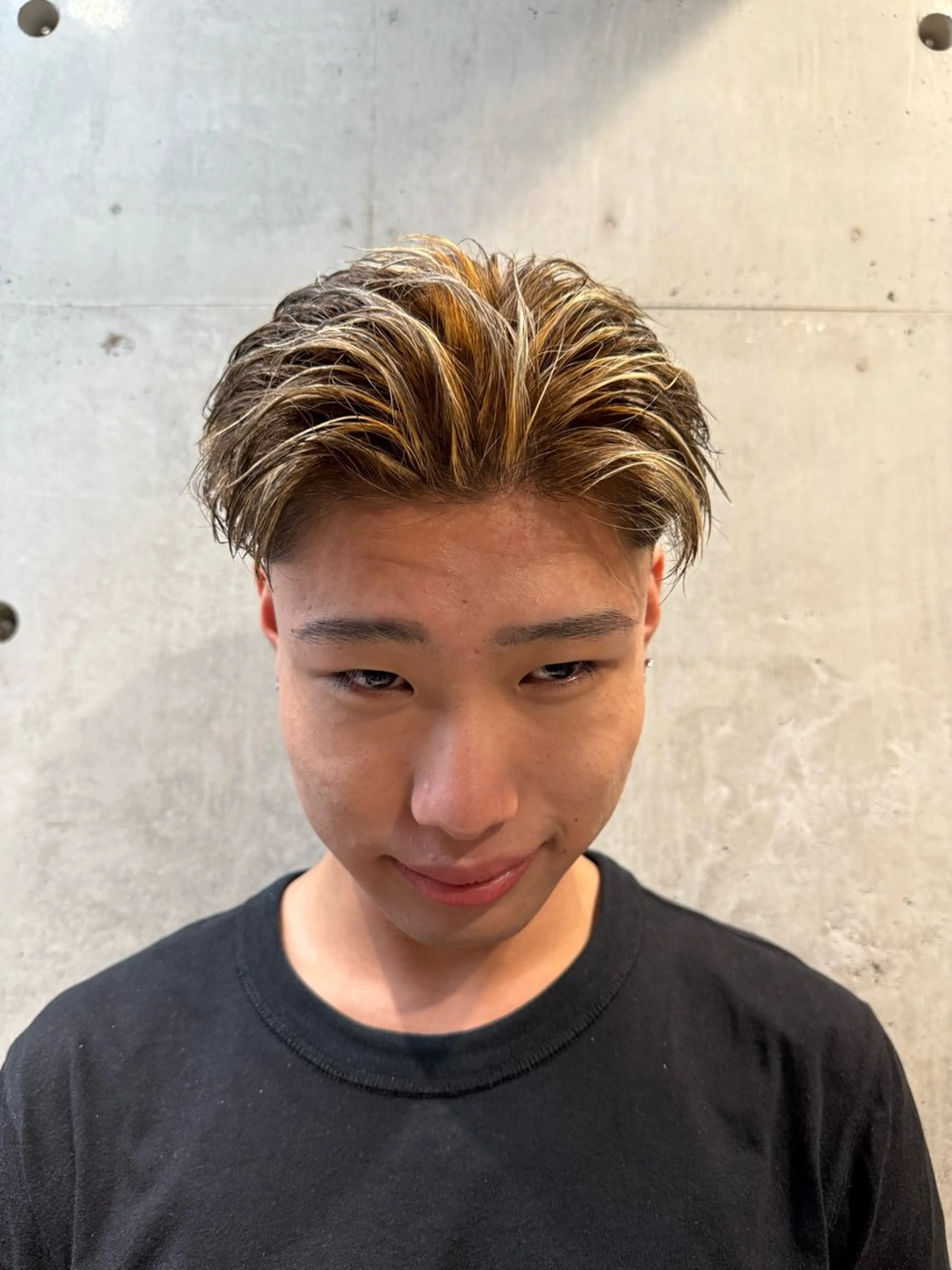 ショート カラー メンズ メンズバレイヤージュ メンズブリーチ センターパート メンズハイライト メンズメッシュ カット ヘアカラー ヘアセット 心斎橋メンズサロン リベルテグリットのヘアスタイル