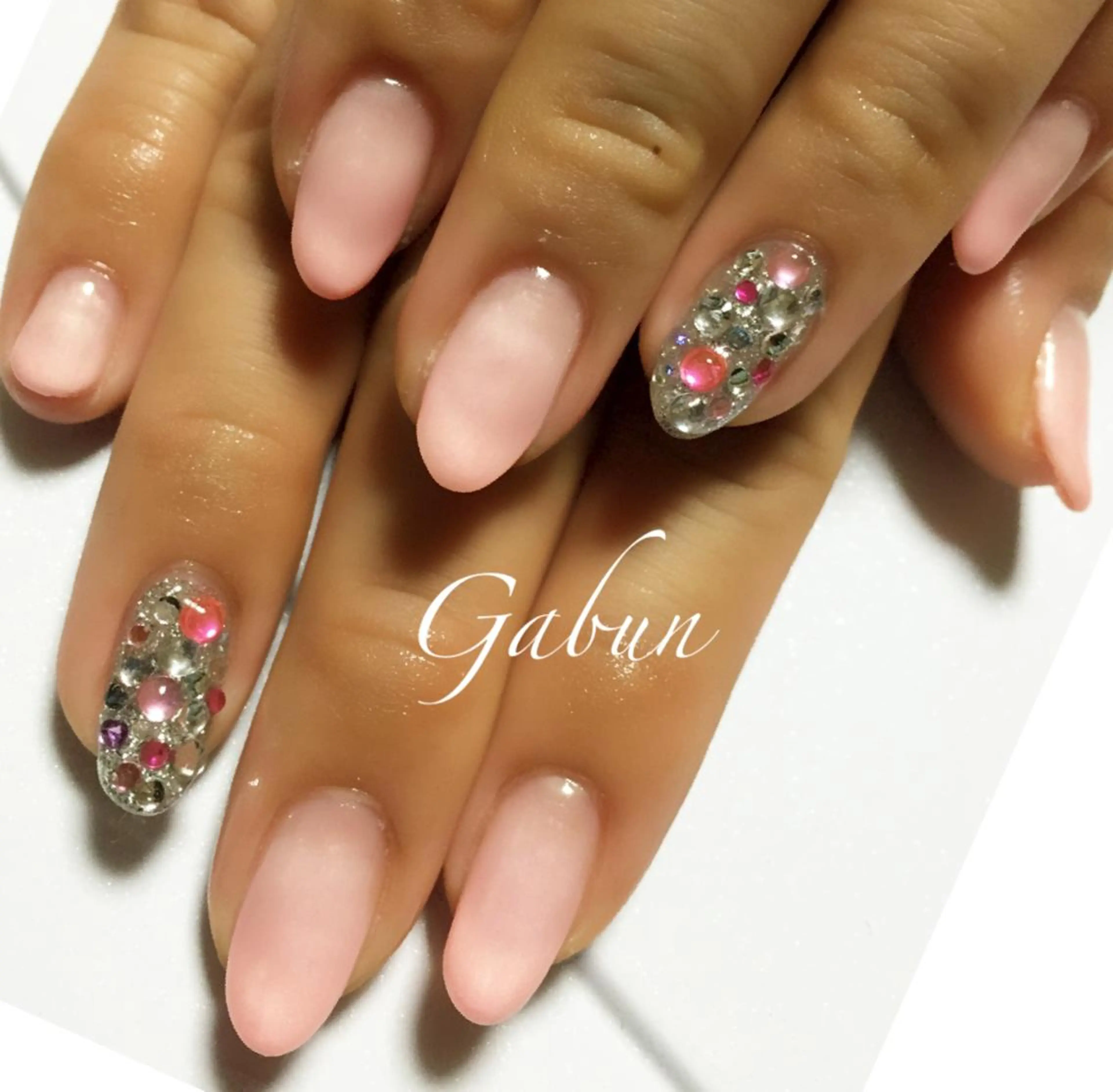 ネイル グラデーション ストーンネイル LOTUS ネイルサロンのネイルデザイン