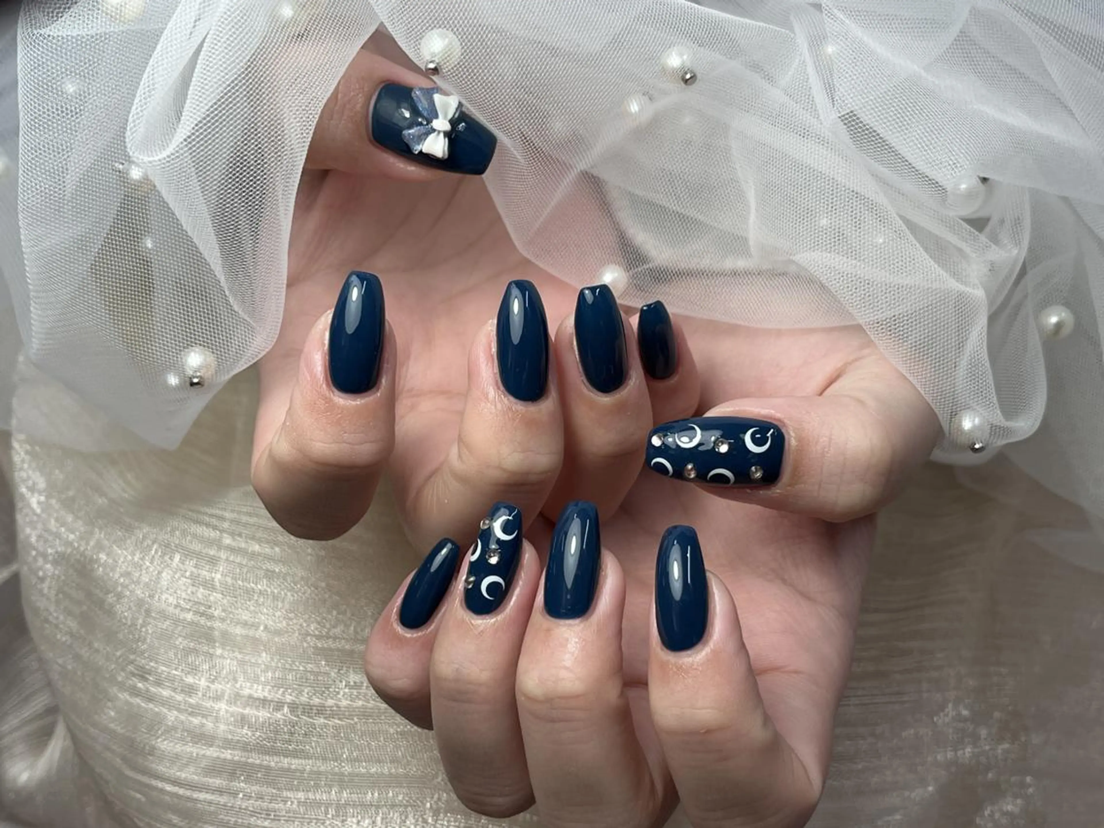 ネイル アートネイル ラメ(グリッター) ネイビー リボン ハンドネイル ToliyDeliy Nail Salonのネイルデザイン