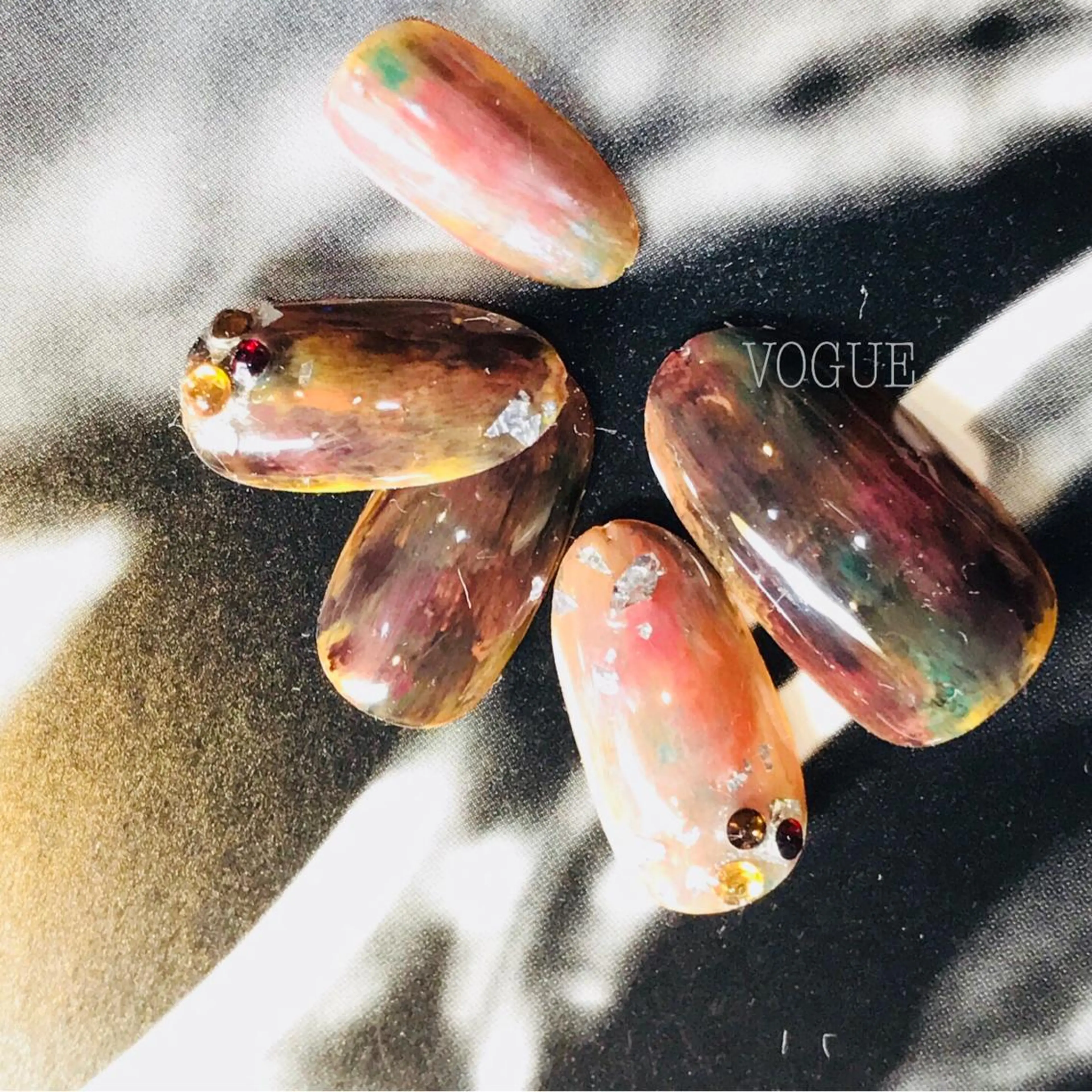 ネイル ニュアンスネイル ストーンネイル 黄色 ハンドネイル VOGUE ×SWANのネイルデザイン