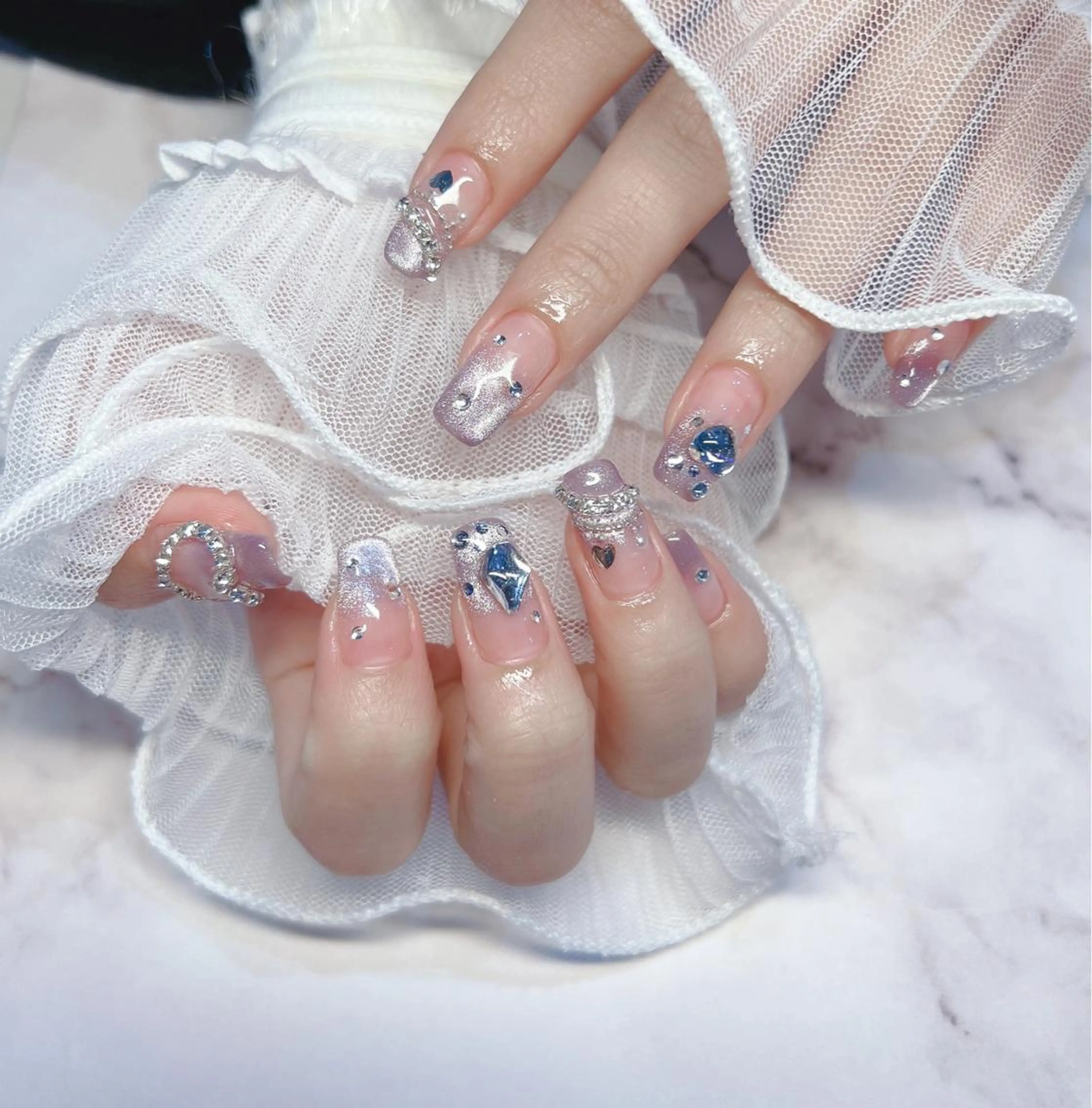 ネイル フレンチネイル ジェルネイル キラキラネイル 韓国ネイル マグネットネイル ちゅるんネイル🪄 耳ツボジュエリー🔗のネイルデザイン