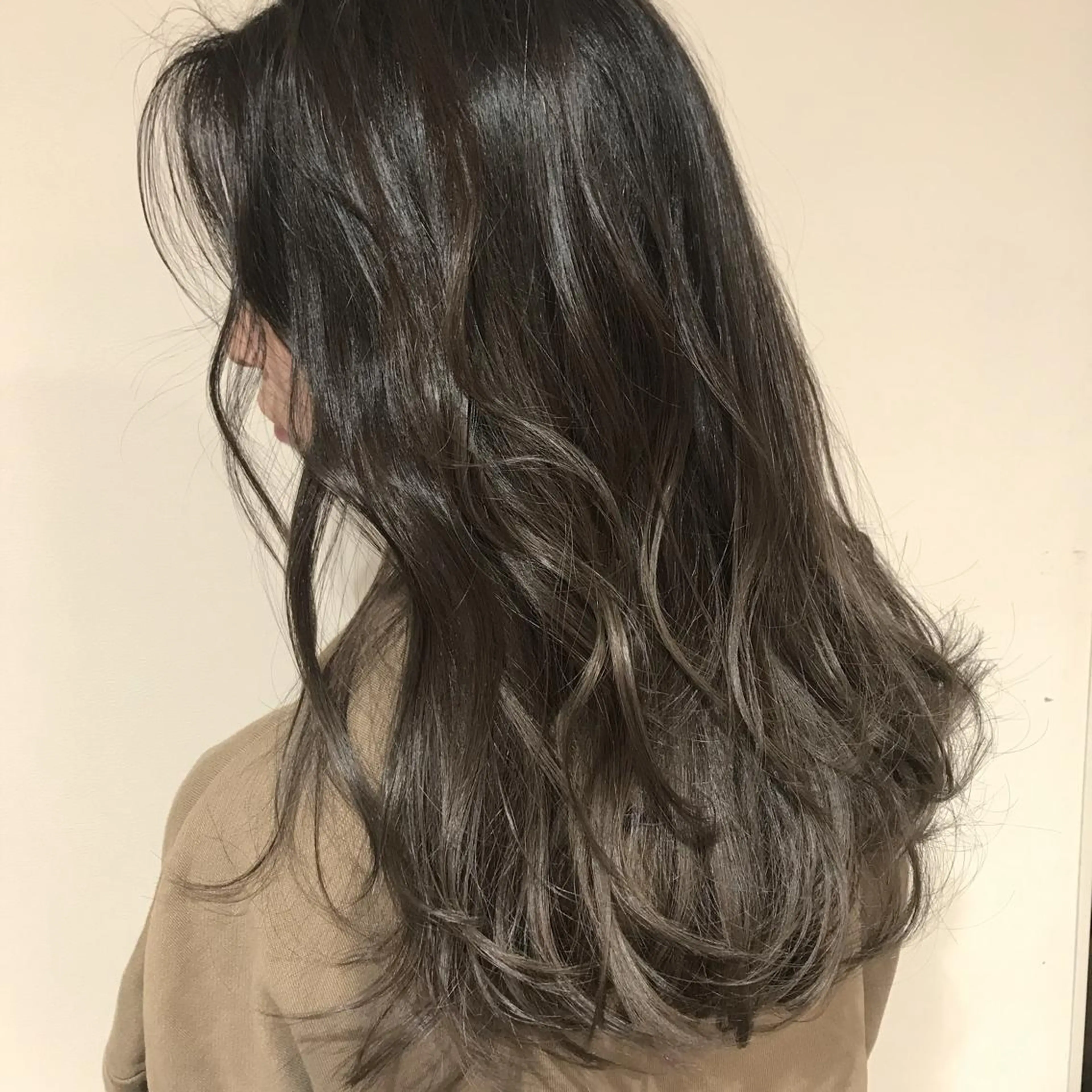 ミディアム カラー アッシュ アッシュグレー アッシュグレージュ バレイヤージュ ベージュカラー AMI Hair  supply所属・髪質改善カラー韓国風 レイヤーtudaのヘアスタイル