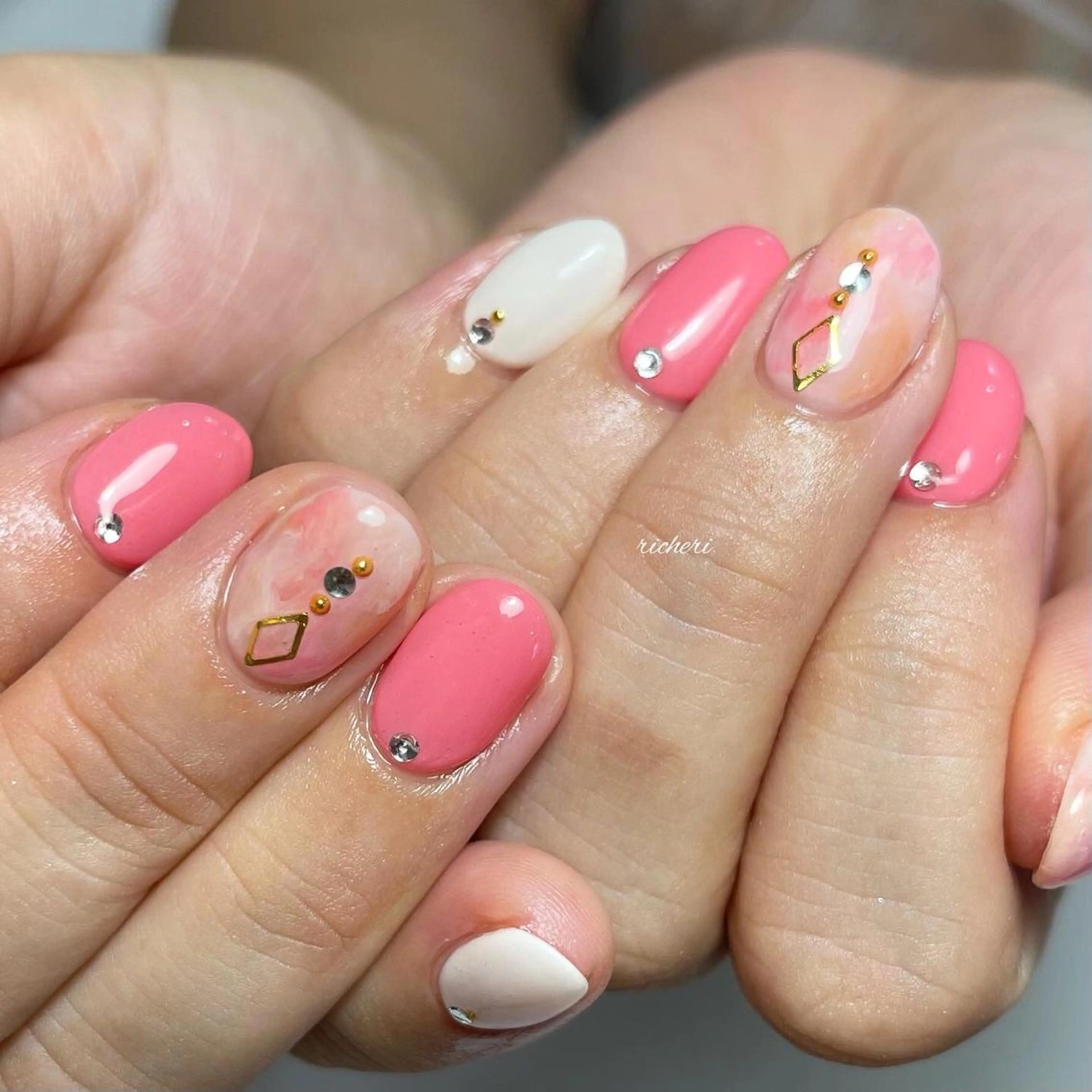 ミディアム ネイル 韓国風ヘア アートネイル フットネイル フレンチネイル ジェルネイル richeri beautyのエステ・リラクイメージ