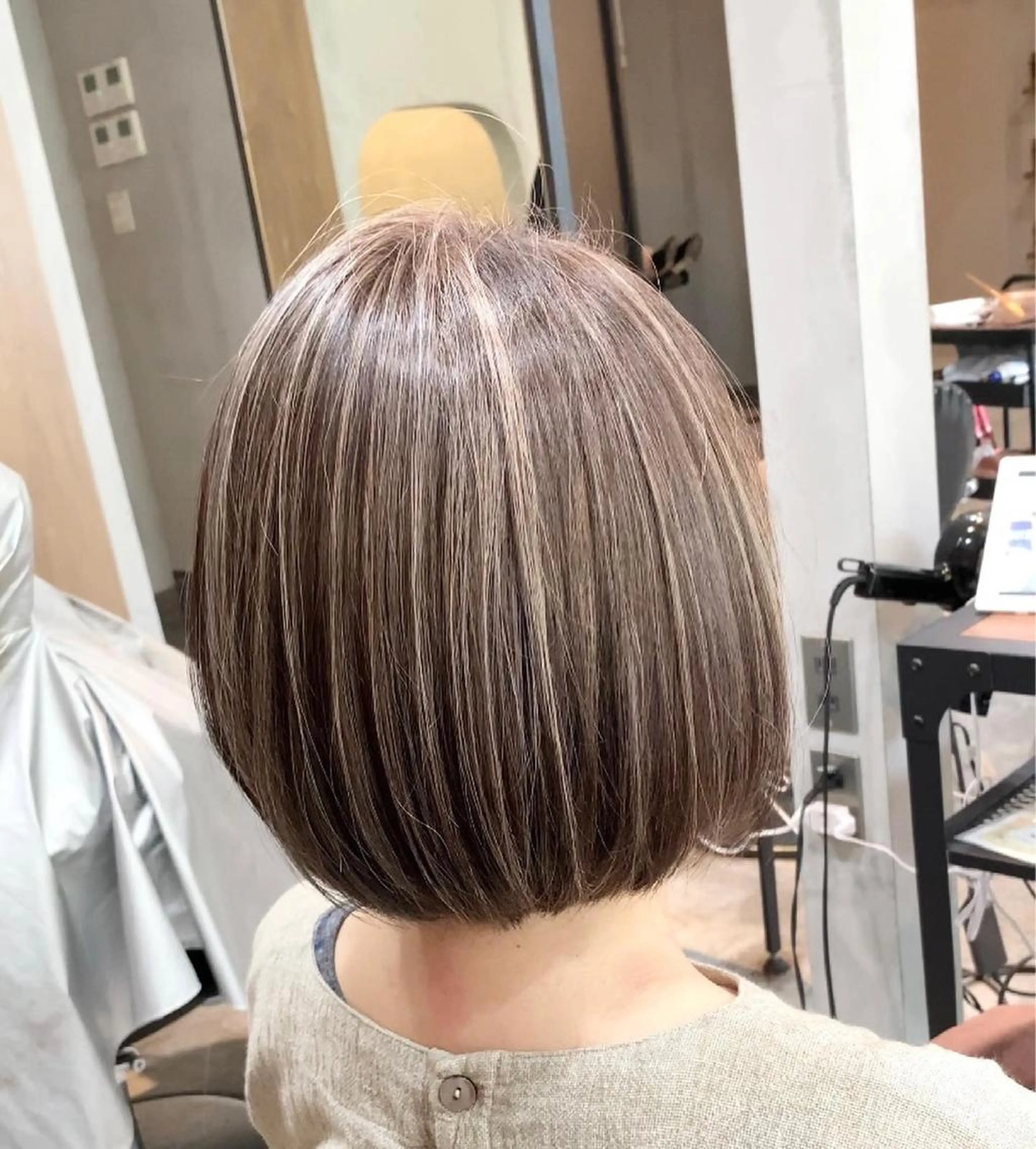 【特殊技術】カット＋白髪ぼかしハイライトカラー＋トリートメント　¥18000円の写真