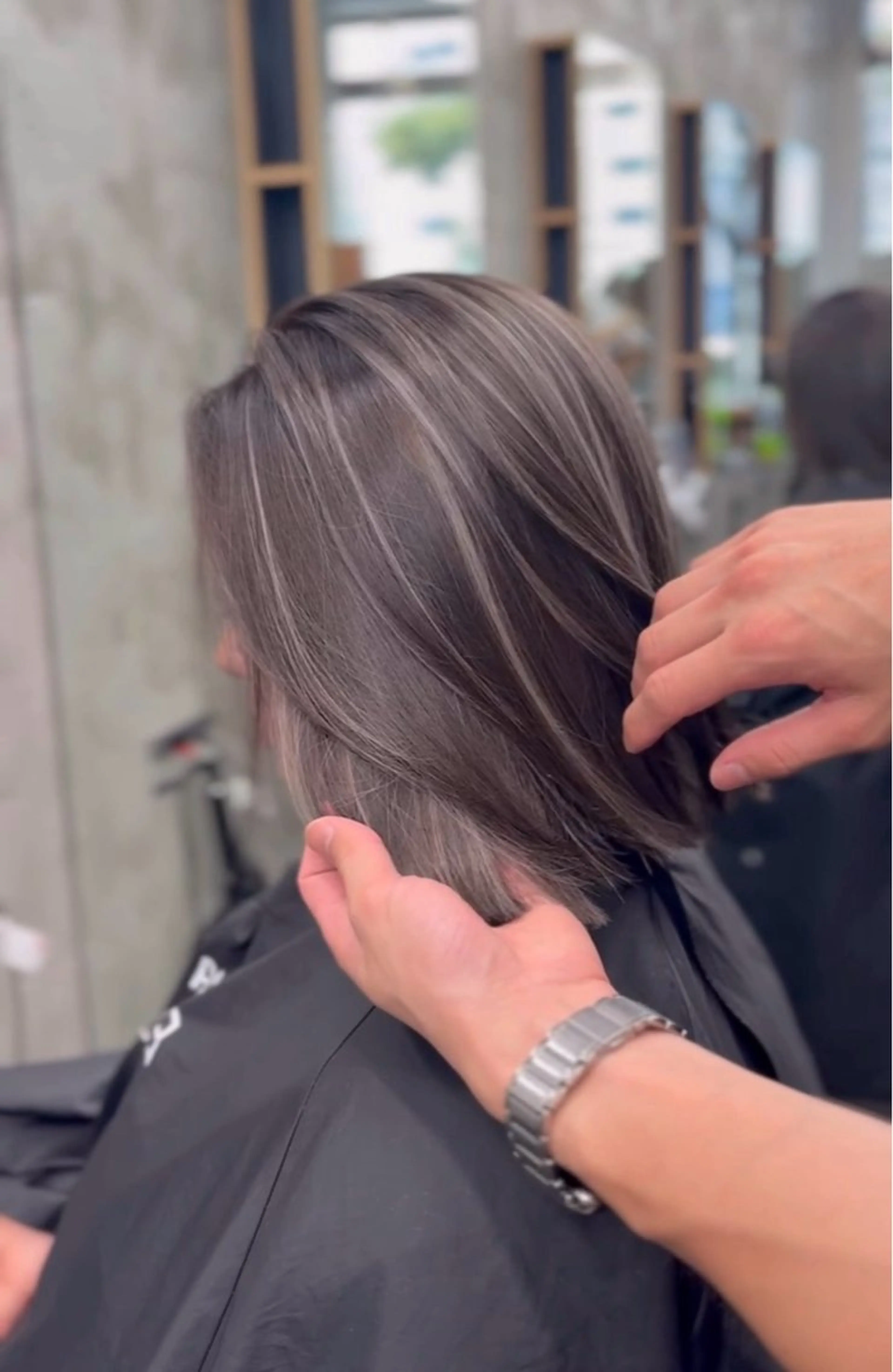 ミディアム ヘアカラー ハイライト、レイヤー カット/西梅田/中西のヘアスタイル