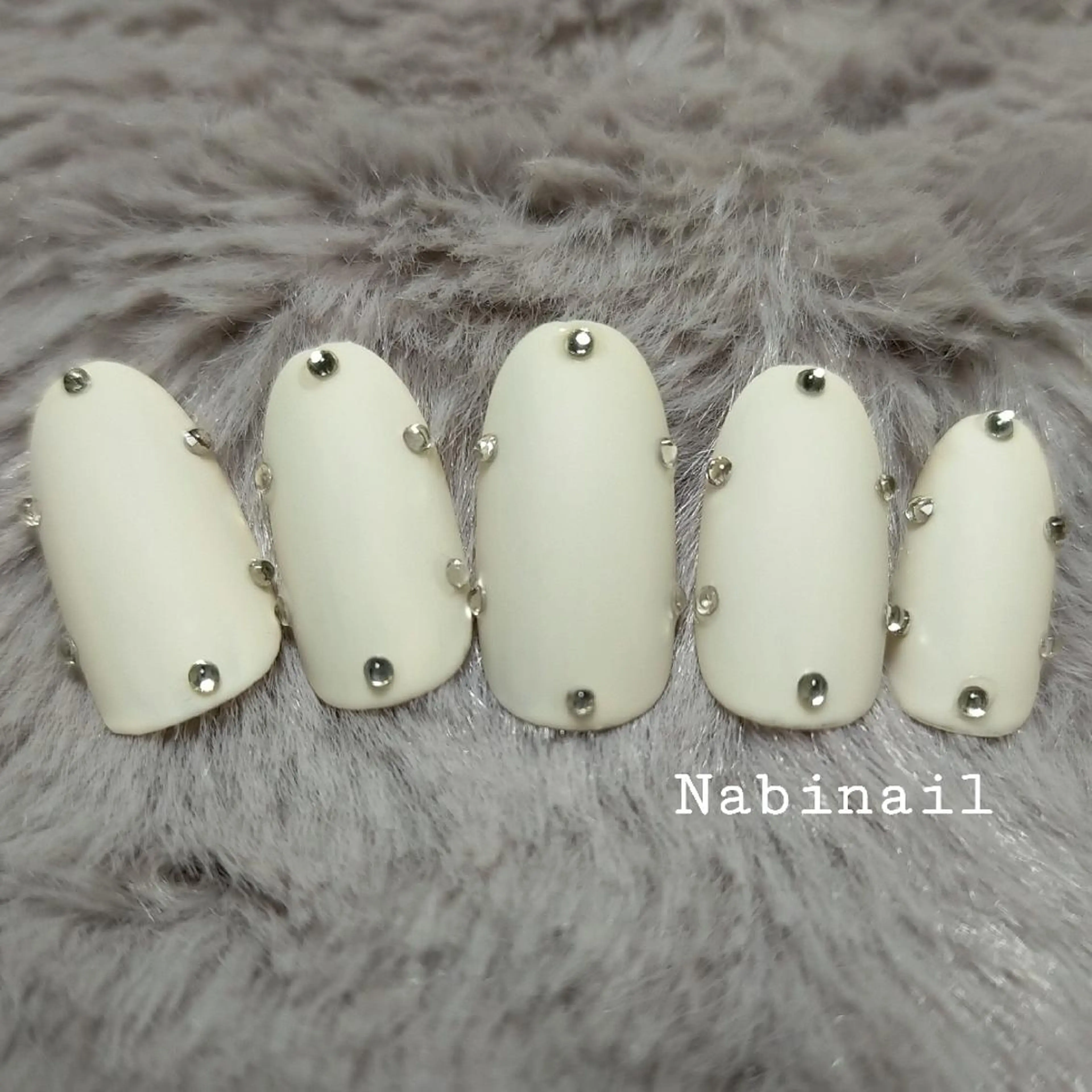 ネイル マットネイル ストーンネイル ホワイト 西日暮里 Nabinailのネイルデザイン