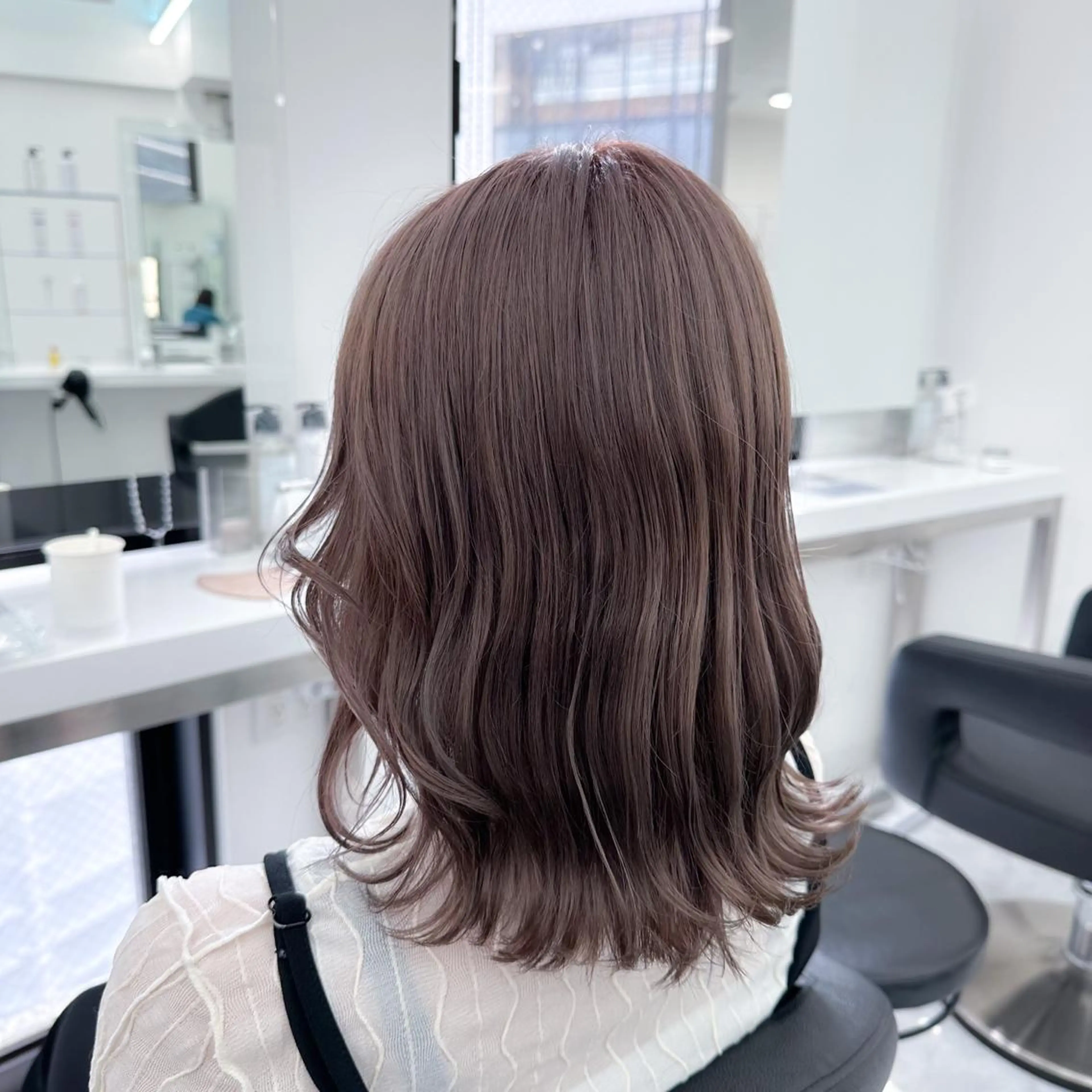 ミディアム カラー パーマ ヘアアレンジ メンズ キッズ ネイル マツエク・マツパ アイブロウ ウルフ&レイヤー特化 まとまる美髪矯正のヘアスタイル