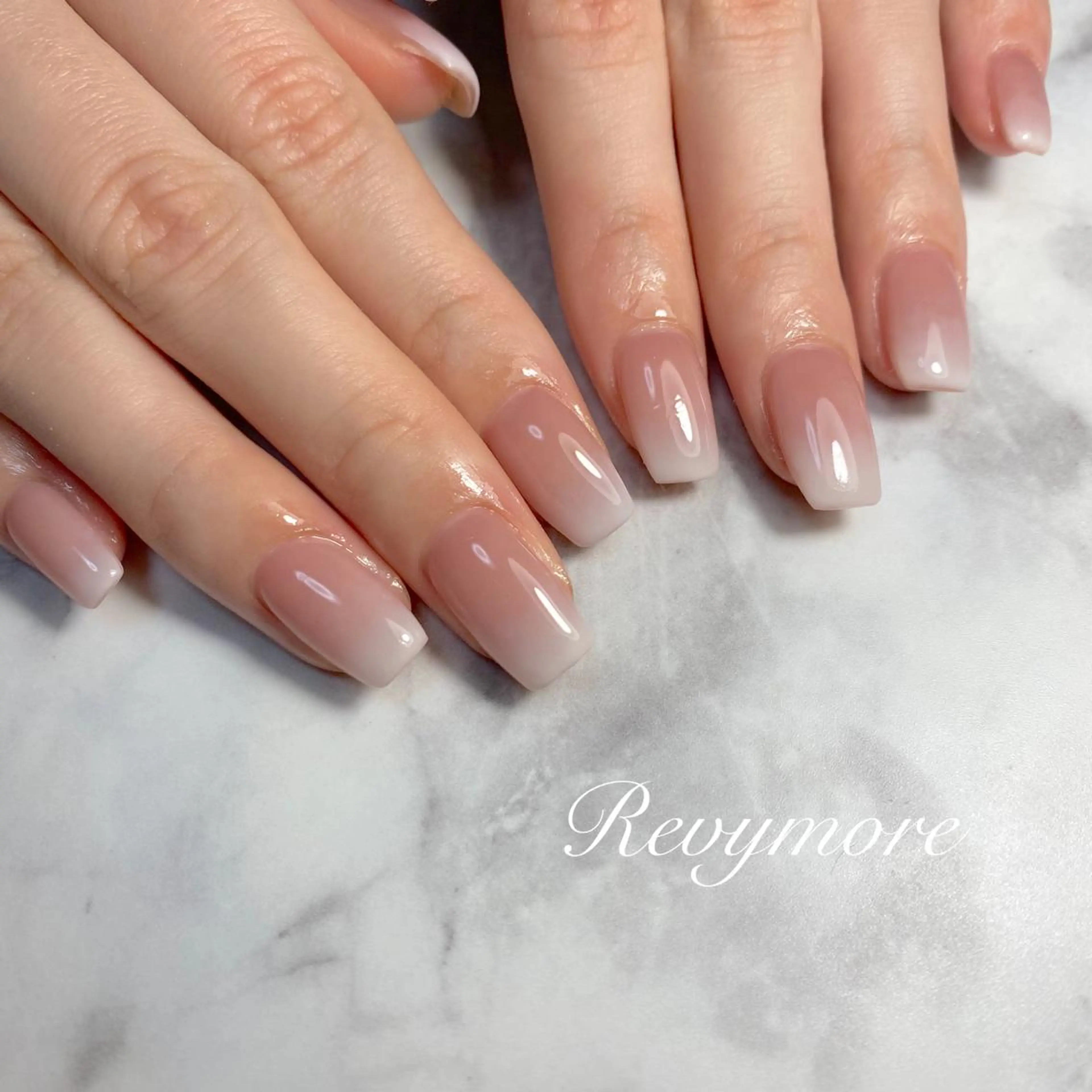 ミディアム ネイル 韓国風ヘア ジェルネイル キラキラネイル 韓国ネイル ニュアンスネイル nail salon Revymoreのネイルデザイン