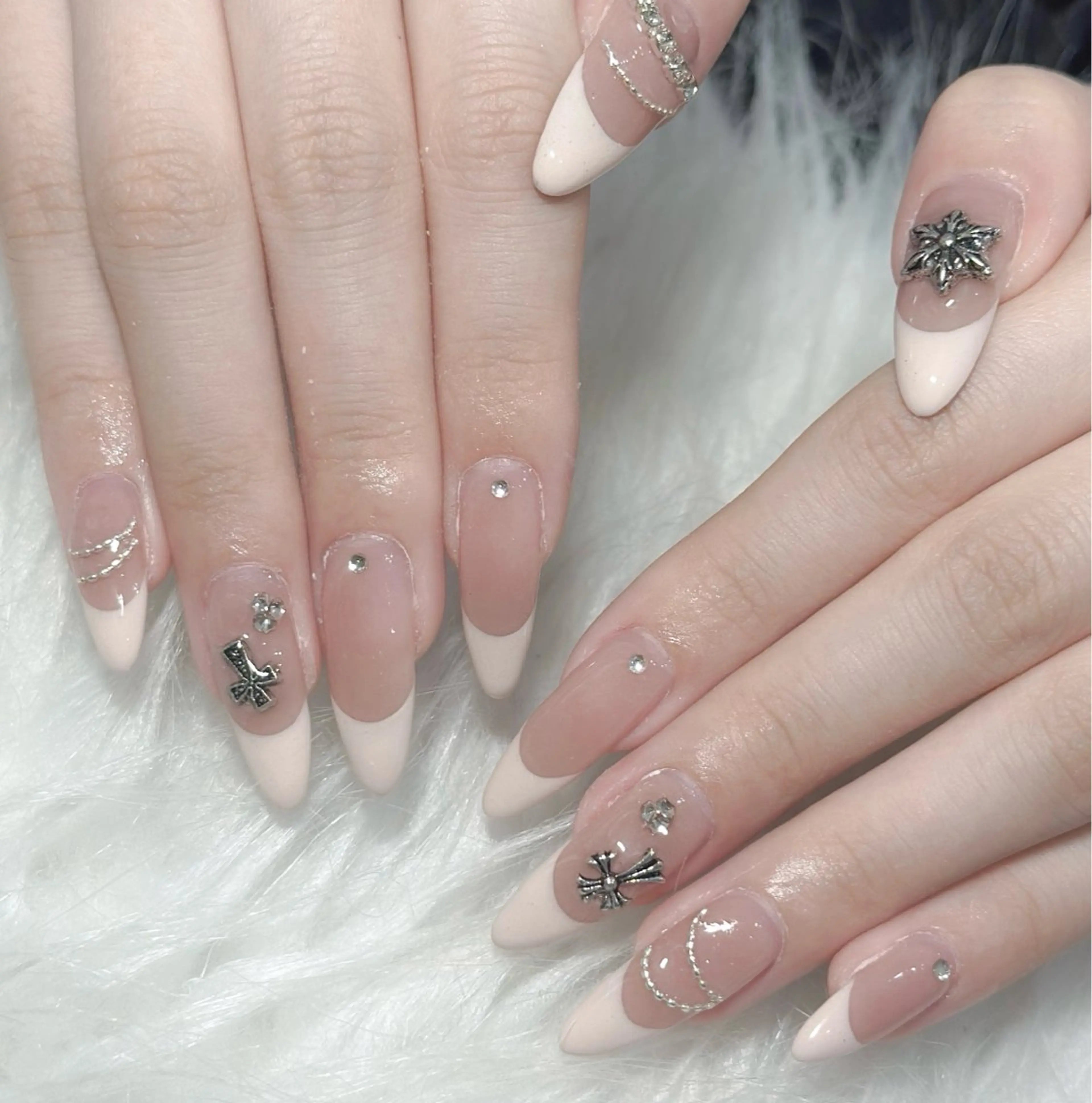 ネイル ハンドネイル フットネイル LAVISH nanamiのネイルデザイン