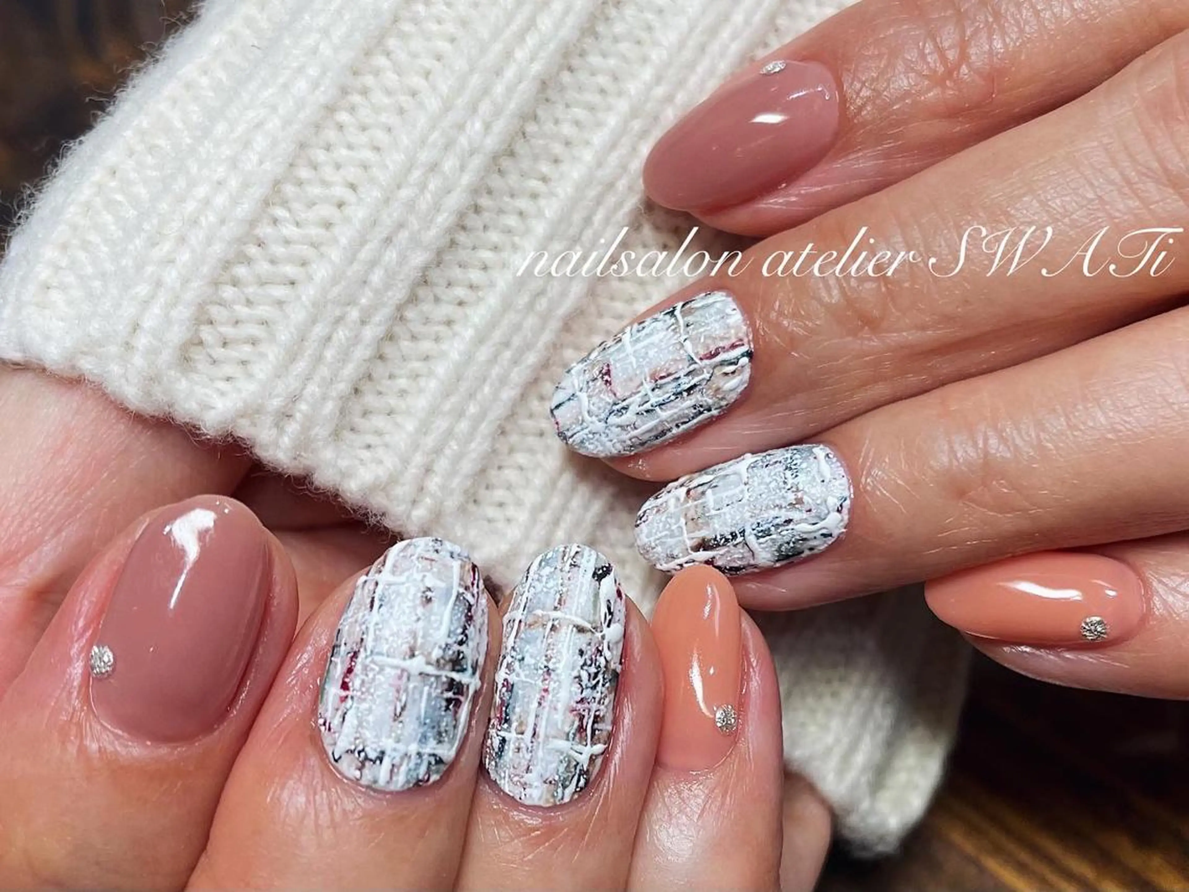 ネイル ストーンネイル nailsalon SWATiのネイルデザイン