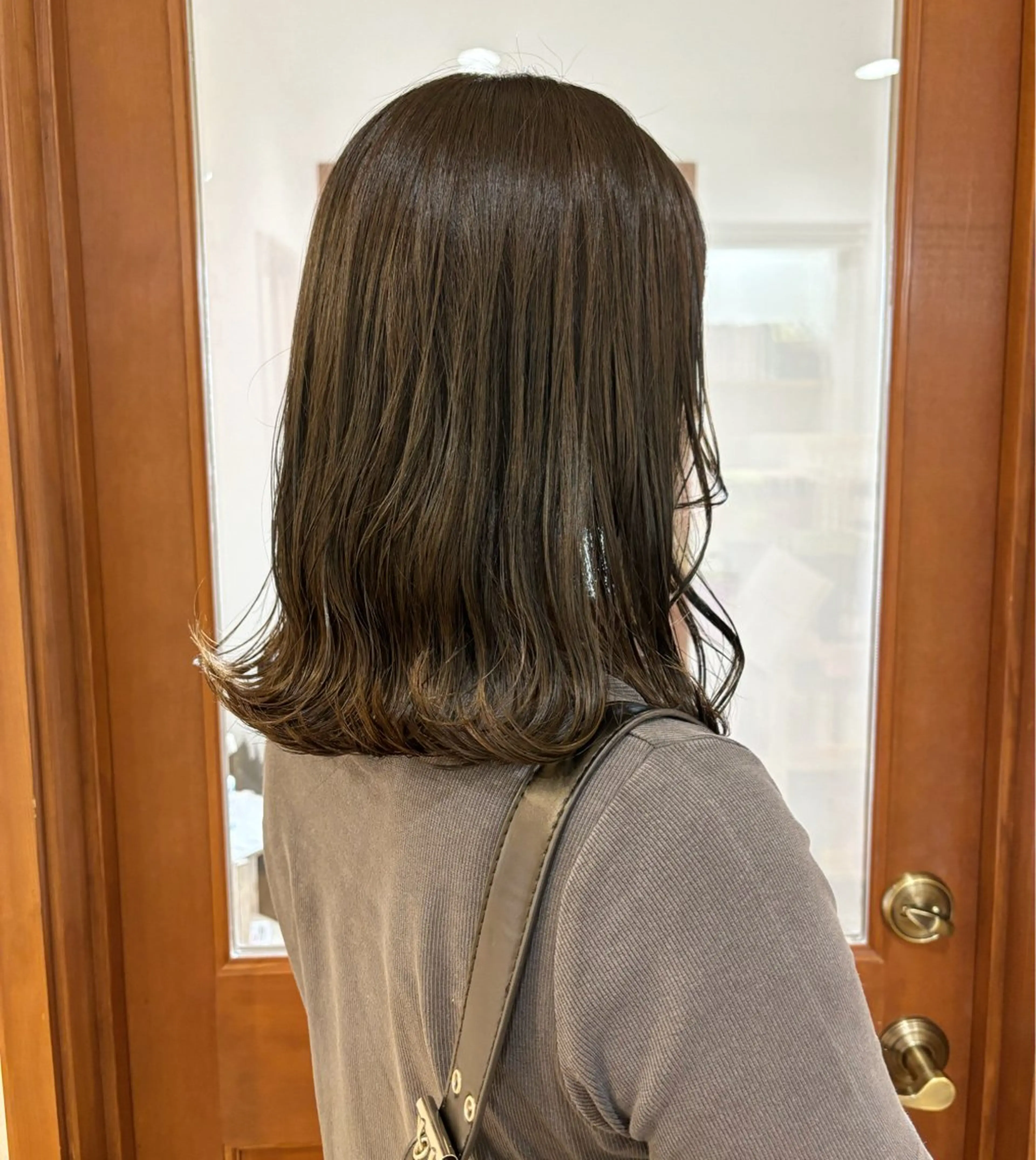 ミディアム カラー 透明感カラー オリーブカラー 髪質改善 カット ヘアカラー 縮毛矯正 吉田 千洸のヘアスタイル