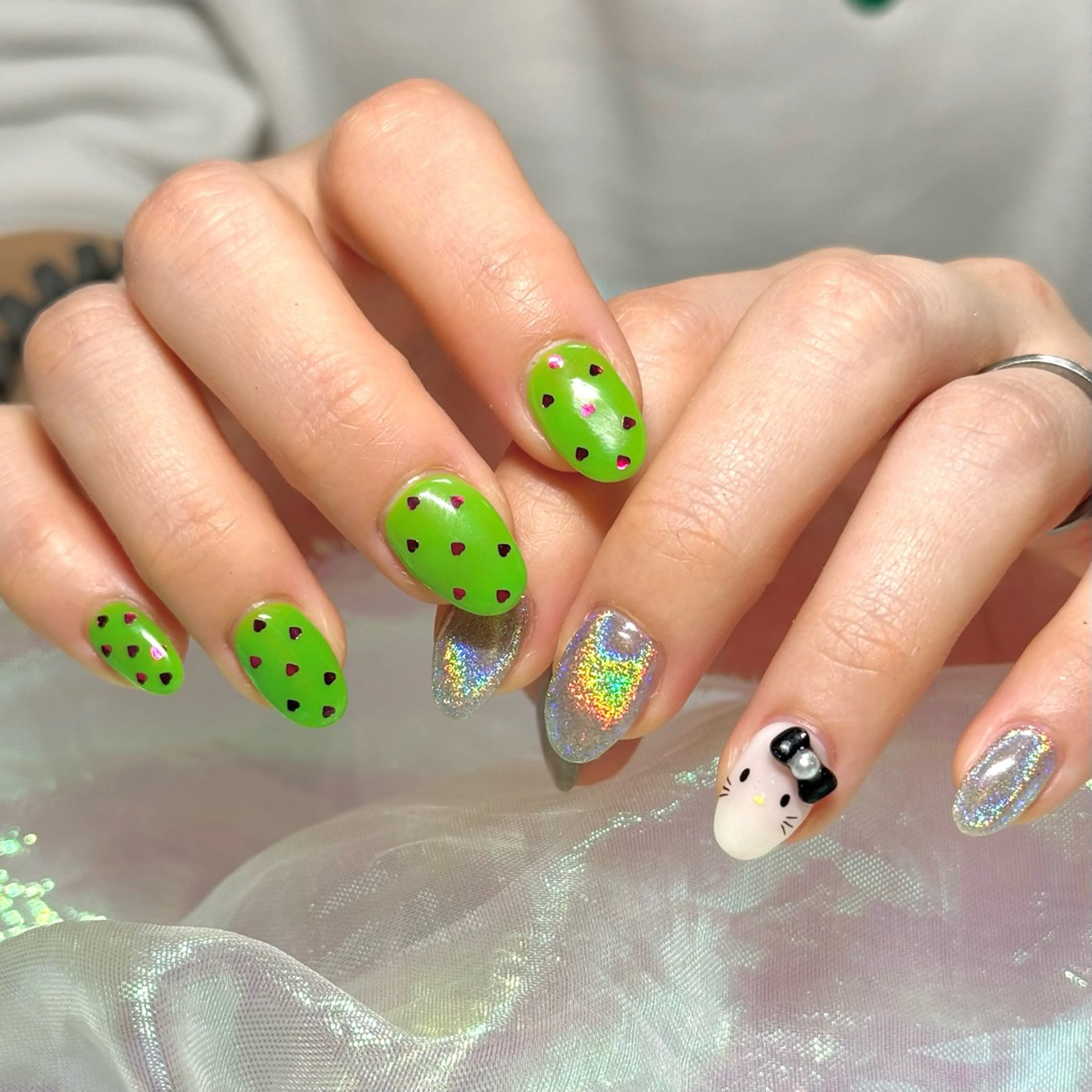 ネイル グリーン ハート ミラーネイル ハンドネイル 【OKIKA】 らん🦖🌈🧡のマツエク・マツパデザイン