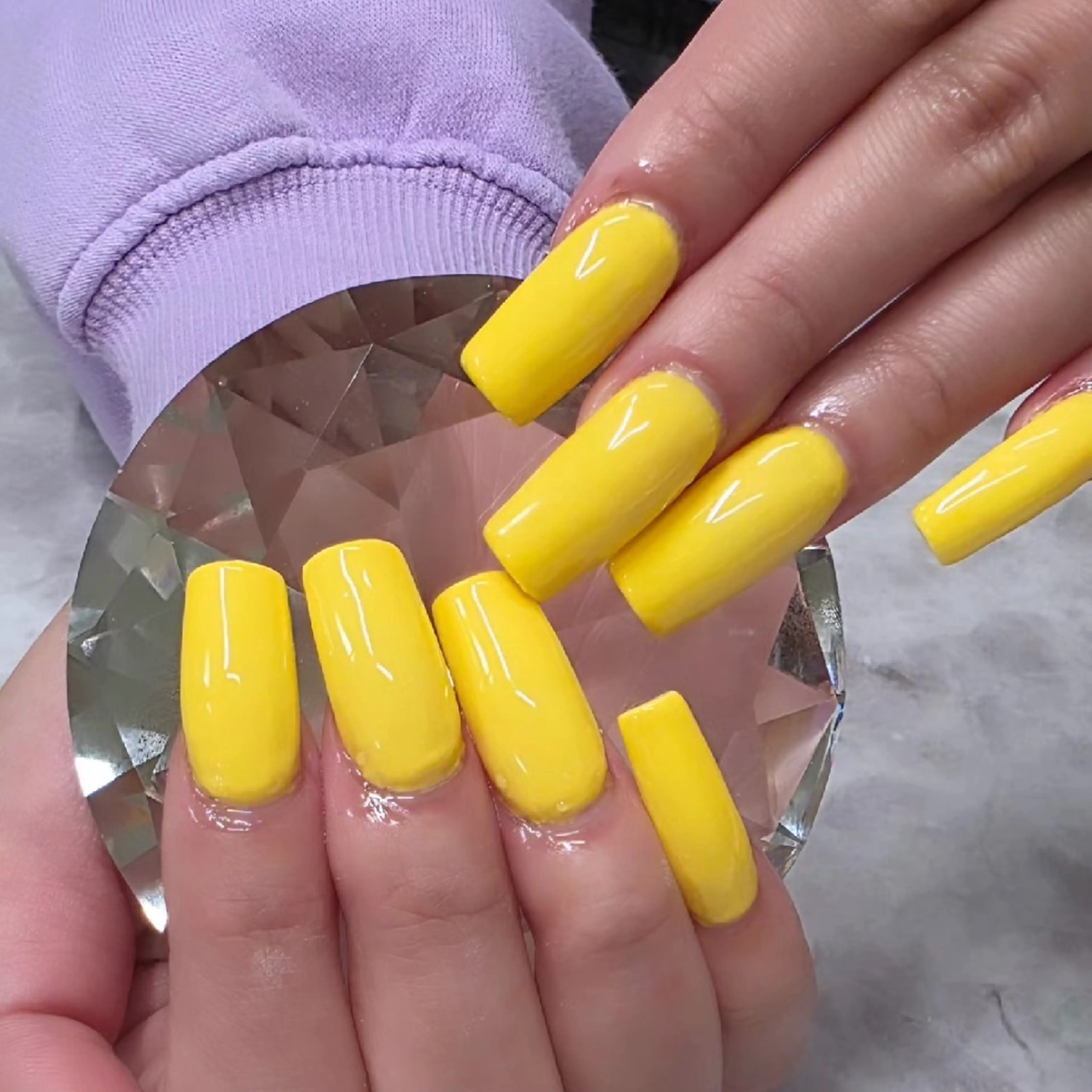 ネイル スクエアネイル 黄色 ハンドネイル nailsalon glow sayaのネイルデザイン