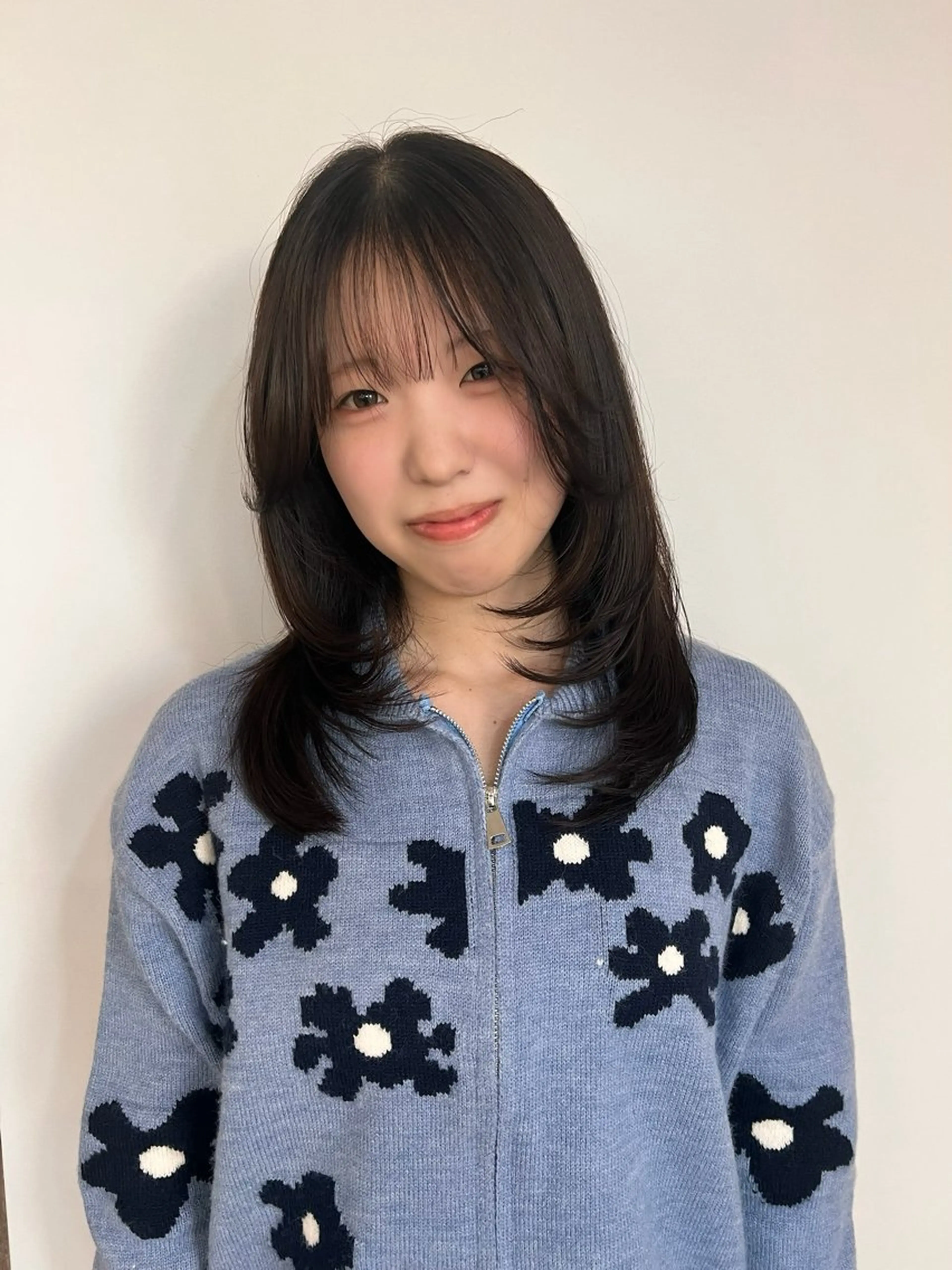 ミディアム レイヤーカット 小番 茜海のヘアスタイル