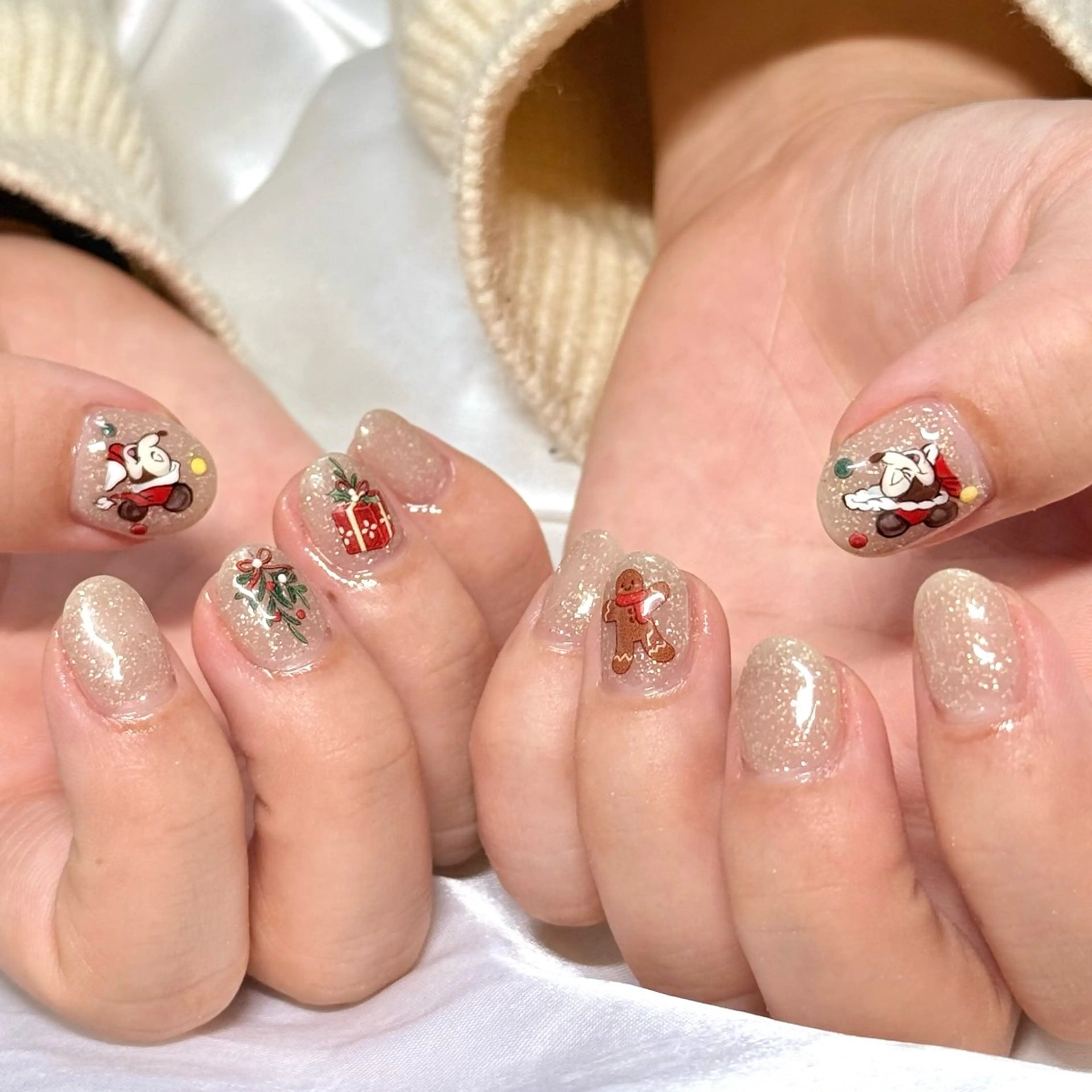 ネイル アートネイル キラキラネイル ショートネイル 冬ネイル クリスマス ハンドネイル OKIKA所属・【OKIKA】 らん🦖🌈🧡のマツエク・マツパデザイン
